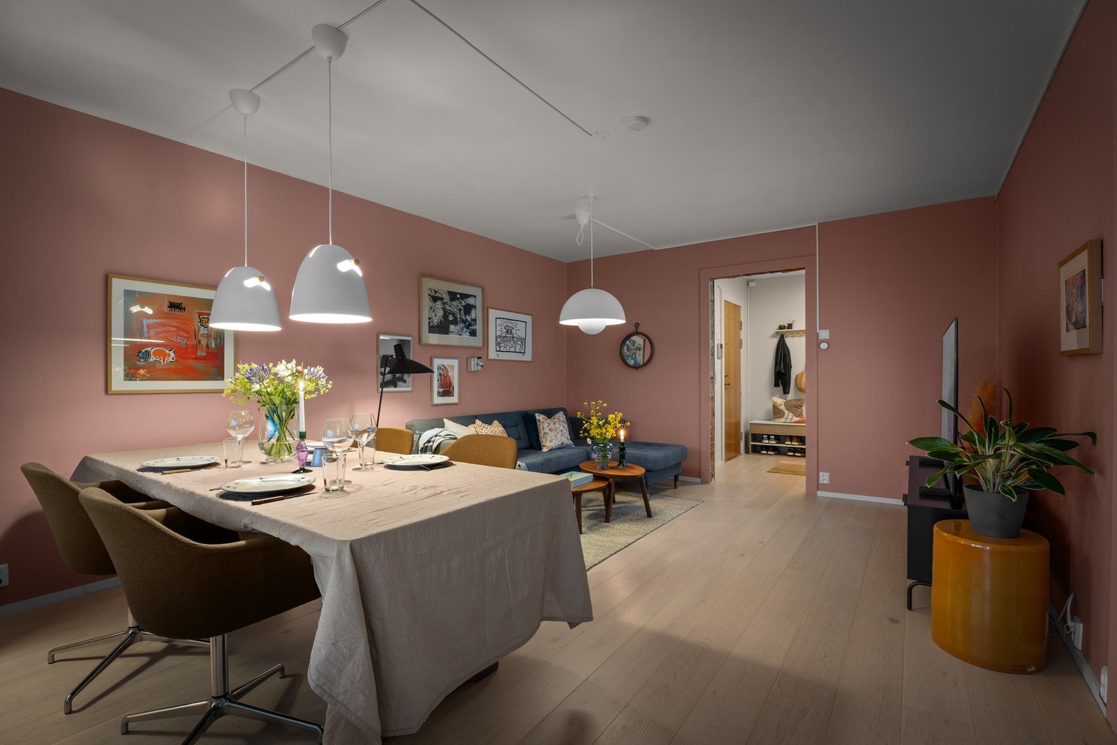 Stuen oppleves som et tiltalende rom, hvor kombinasjonen av enstavs parkett, dus farge på vegger og lysmalt himling gir rommet en fin atmosfære. Galleribilde