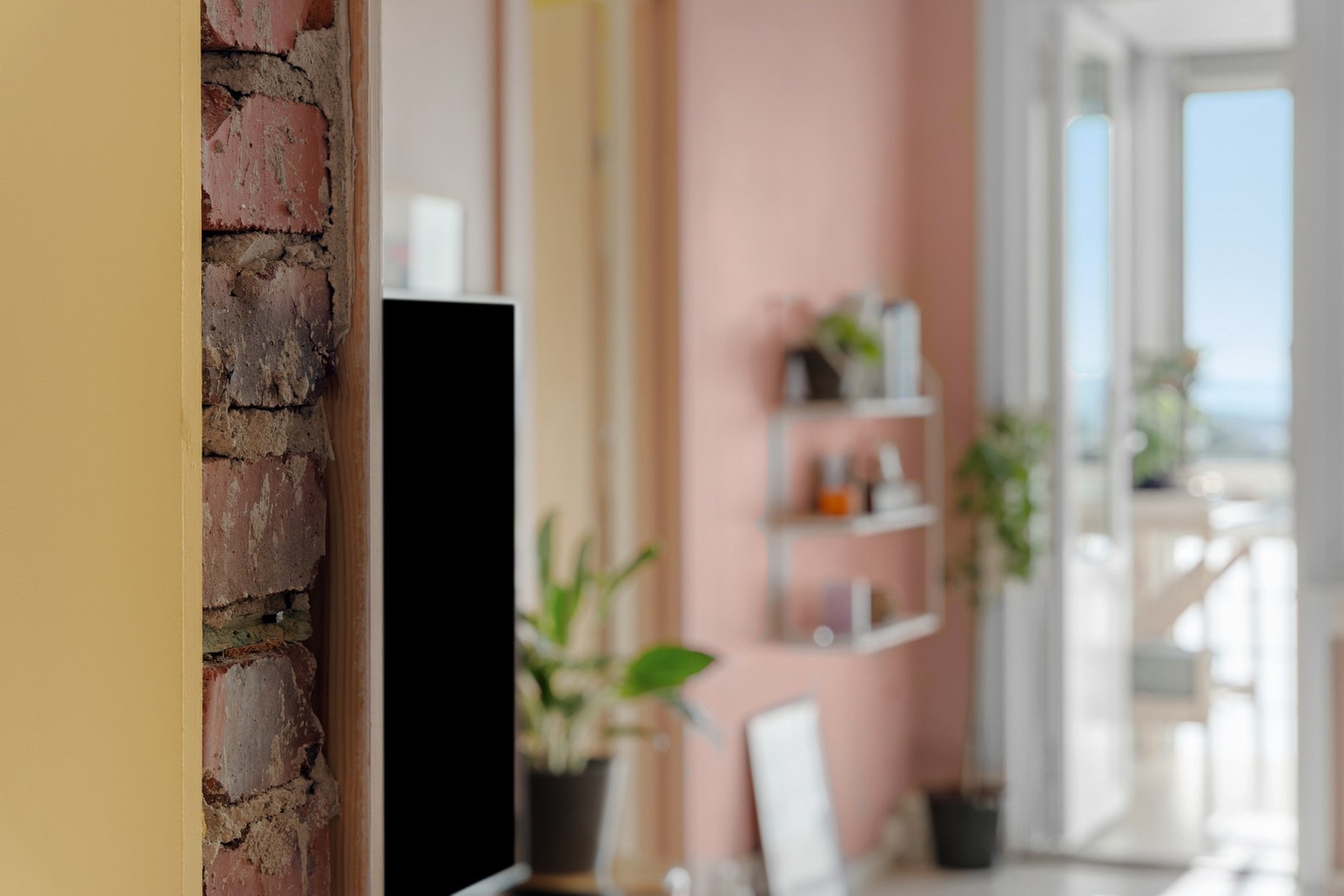 I dørkarmene mellom gangen og stuen, samt mellom gangen og kjøkkenet er den originale teglsteinen synlig. Galleribilde