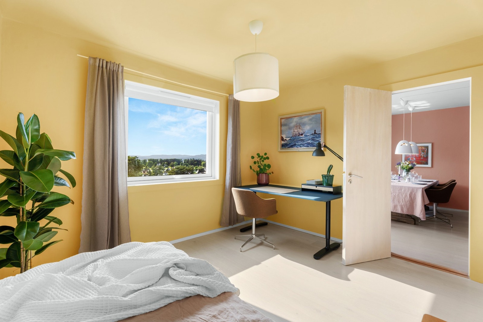 Leiligheten har to fine og romslige soverom med enstavs parkett og moderne fargevalg på vegger. Galleribilde