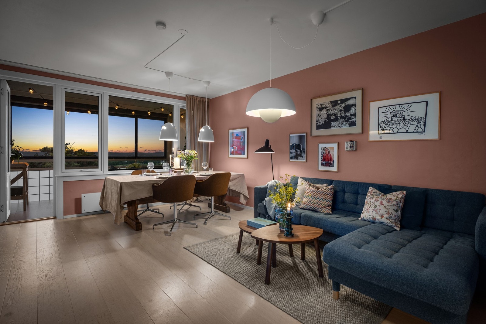 Leiligheten ble pusset opp i 2019, har fine lysforhold, solid standard, god planløsning og moderne fargevalg. Galleribilde