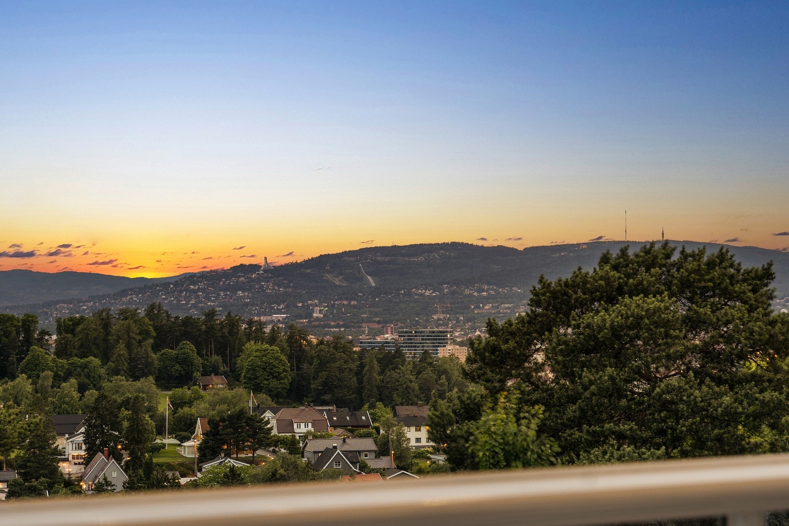Meget pen og gjennomført 3-roms med vestvendt, innglasset, balkong, fantastisk utsikt og en svært populær beliggenhet i Mekanikerveien. Galleribilde