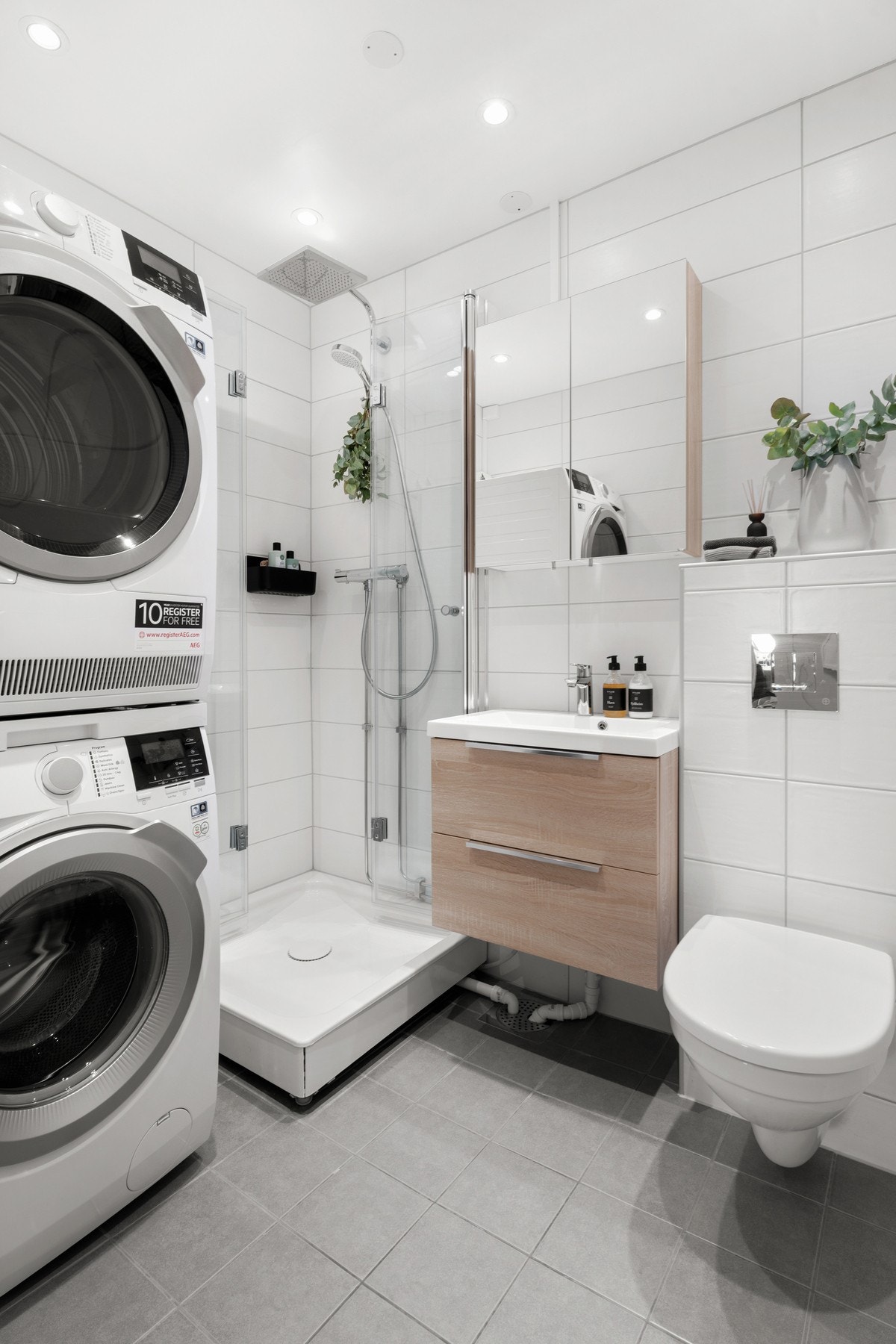 Badet ble oppusset i 2019 med flis på flis, ny innredning, samt nytt toalett og dusjkabinett. Badet gir et pent inntrykk med flislagte overflater, gulvvarme og downlights. Galleribilde