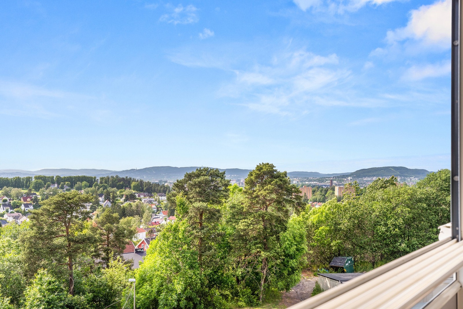 Fra balkongen er det flott utsikt ned mot Nordre Skøyen Hovedgård, og mot Holmenkollen i bakgrunnen. Galleribilde