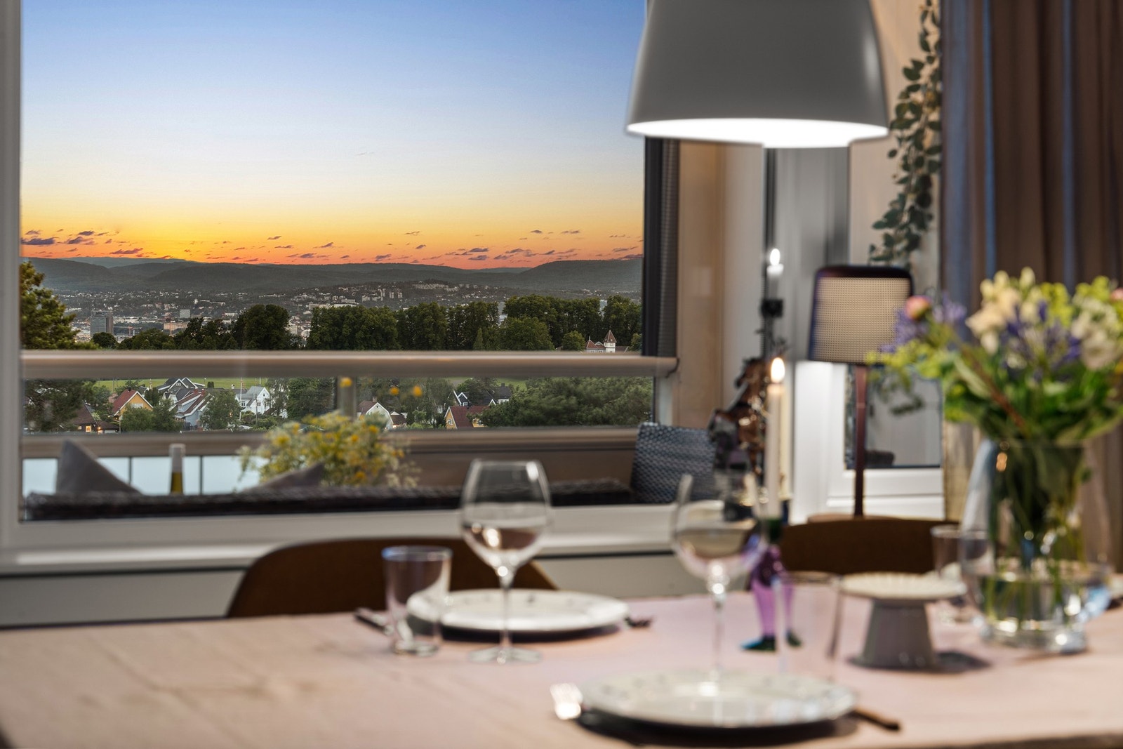 Solforholdene er utmerkede og utsikten er spektakulær også fra stuen. Galleribilde