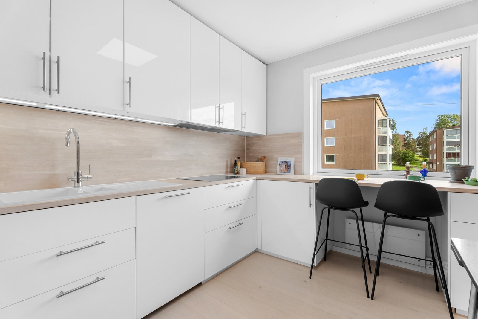 Det er laget til en spiseplass ved vinduet og det er ellers fin plass til å innrede med et frokostbord på kjøkkenet. Galleribilde