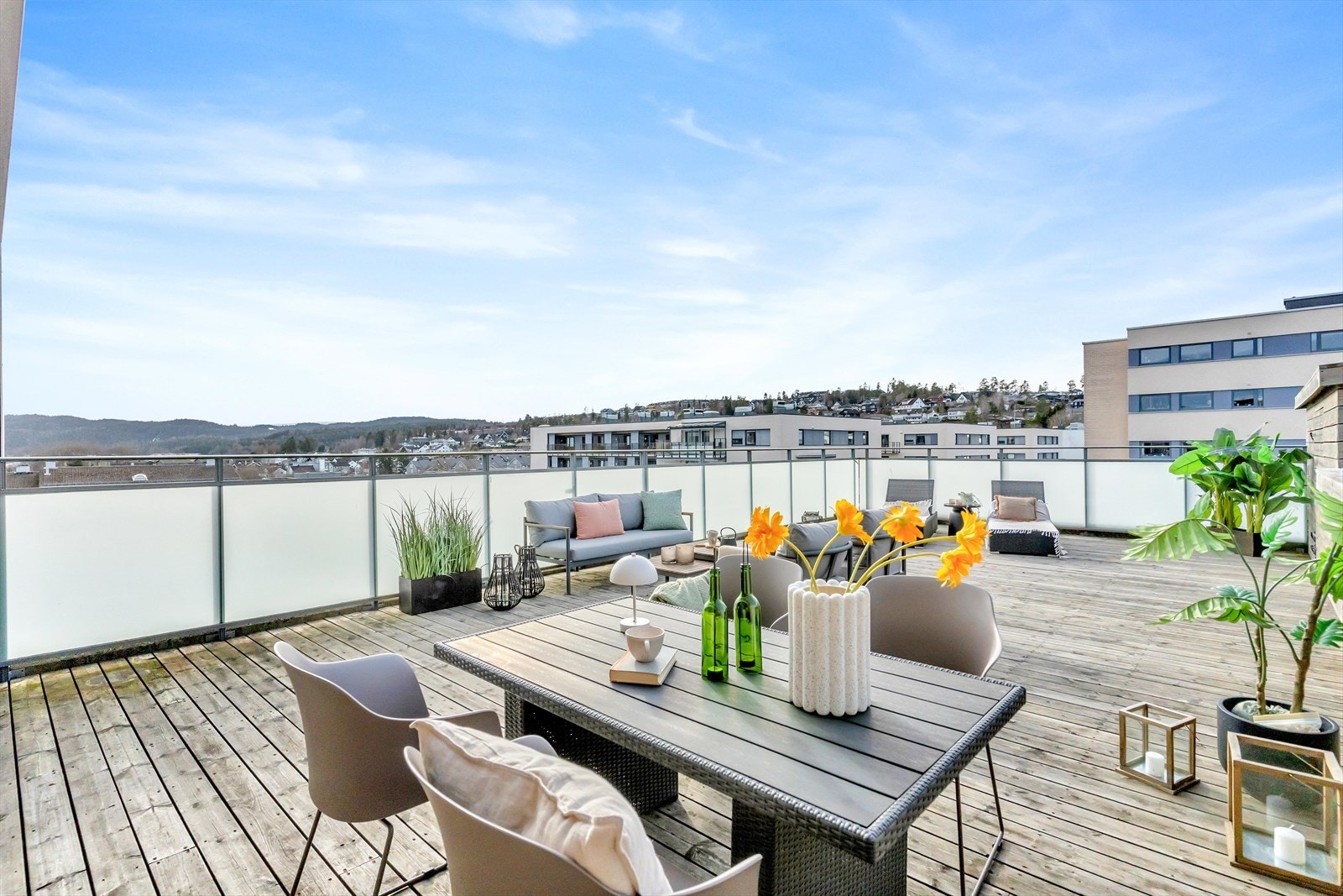 Den private takterrassen er på hele 68 kvadratmeter og har rikelig med plass for både grill, spisebord og loungemøblement Galleribilde