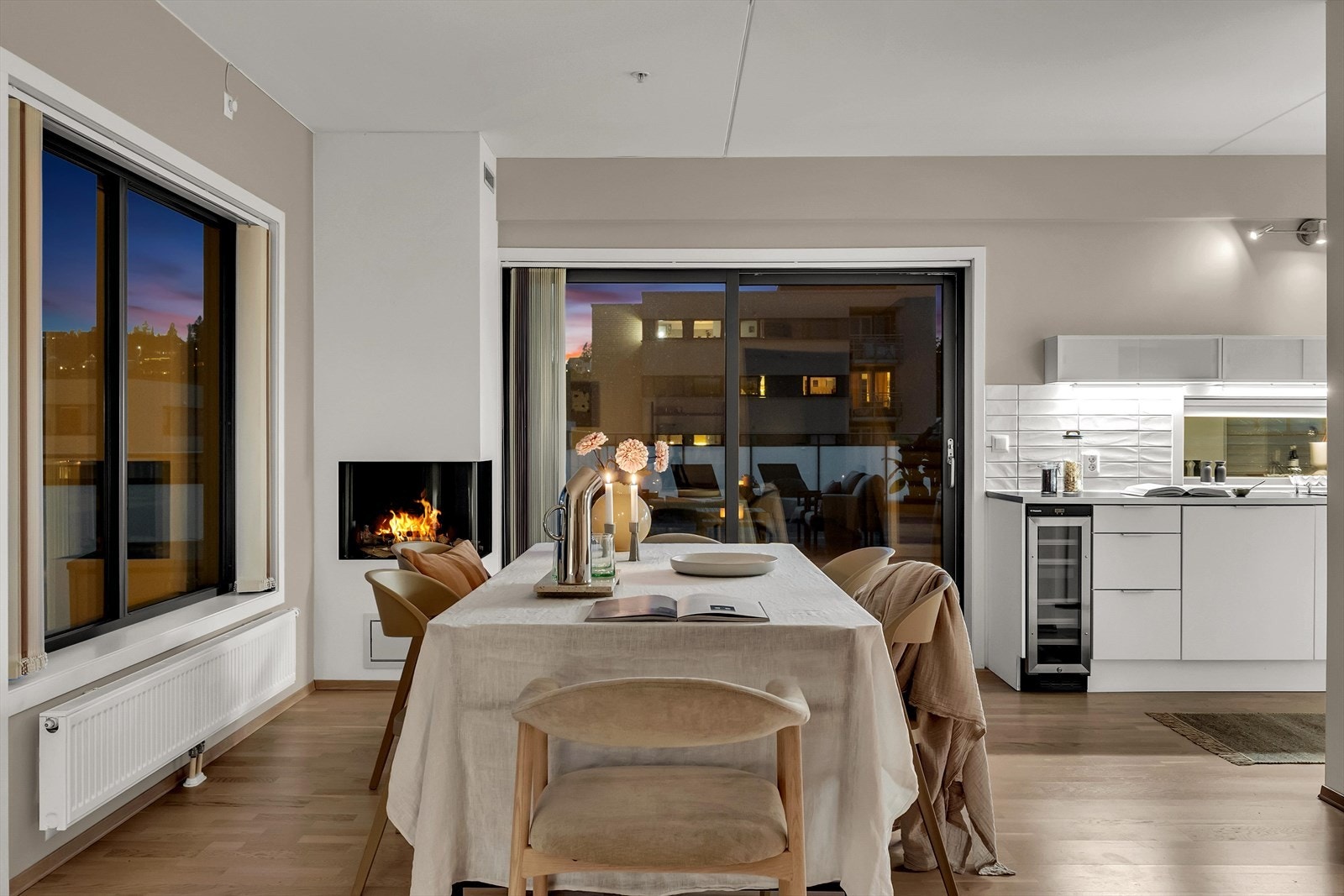 Sentralt i stuen står den lekre gasspeisen med innsyn fra to sider, og som gir ekstra kos og hygge på kalde vinterdager Galleribilde