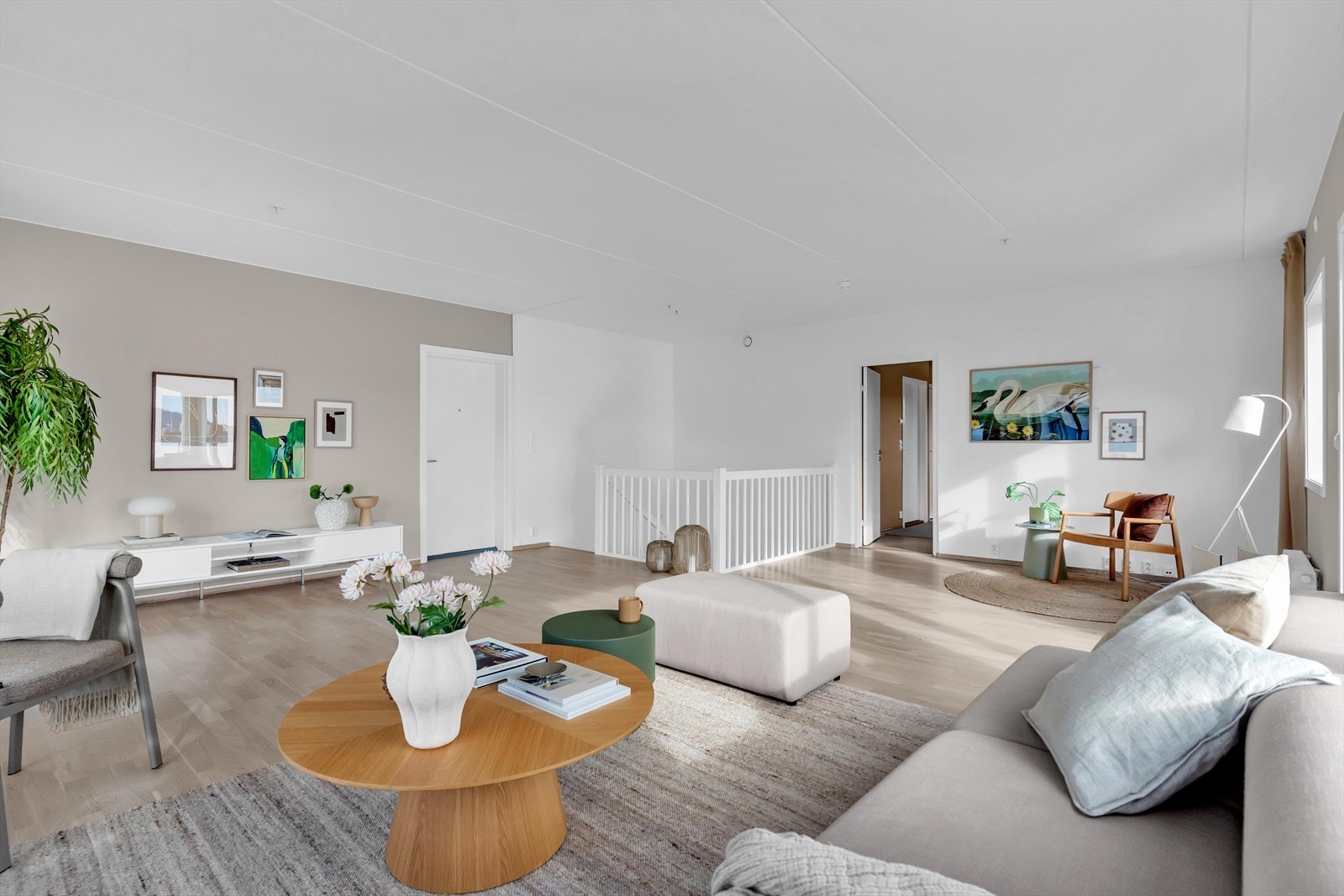 I 2. etasje finner man en stor og luftig stue med god plass for sofa med tilhørende mediemøblement og en hyggelig lesekrok Galleribilde