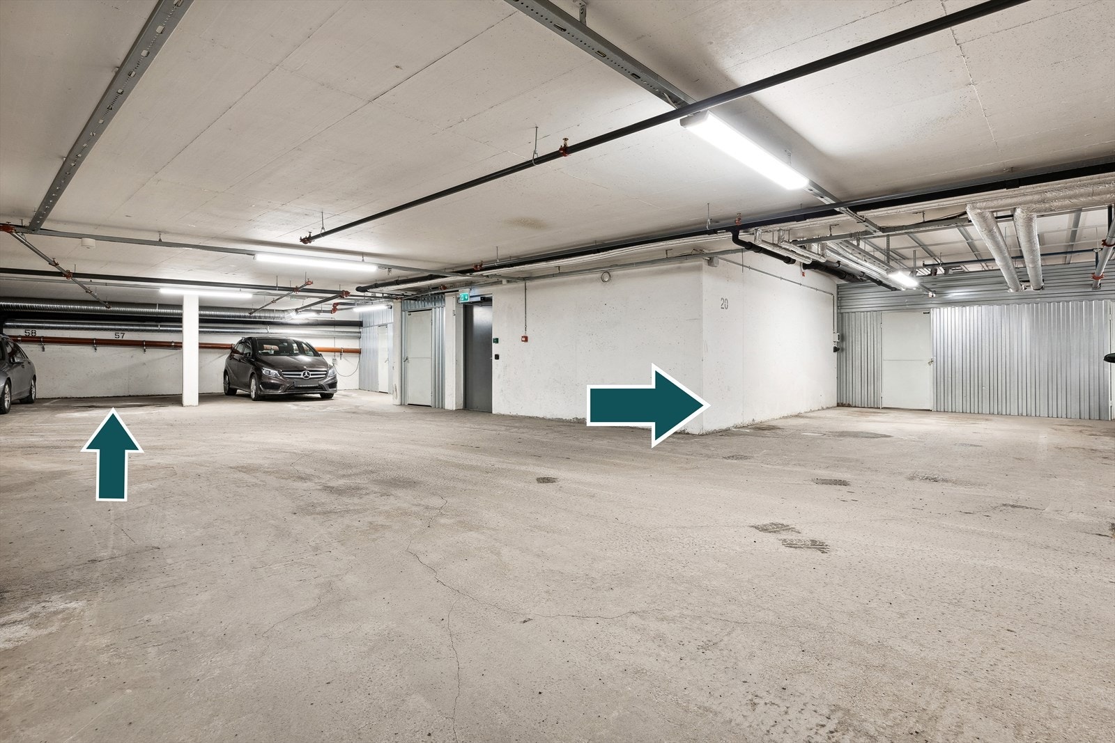 Det medfølger to garasjeplasser med mulighet for elbil-lader. I bakkant av den ene garasjeplassen finner man en stor bod på hele 12 kvadratmeter. Galleribilde