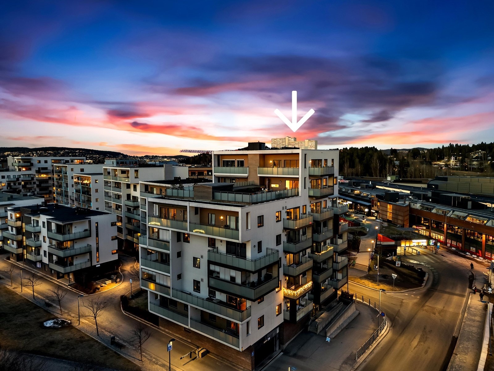 Toppleiligheten går over to plan og har hele 3 balkongen og takterrasse! Her bor man meget sentralt, men samtidig tilbaketrukket! Galleribilde