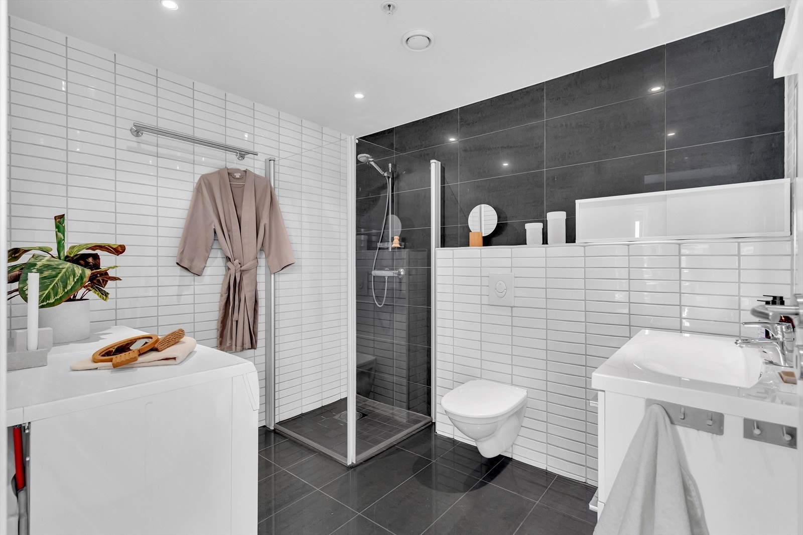 I direkte tilknytning til hovedsoverommet finner man et stort og romslig bad. Badet er utstyrt med fliser på gulv og vegger med underliggende varme i gulv, dusj m/innfellbare glassdører, heldekkende servant og speil. Galleribilde