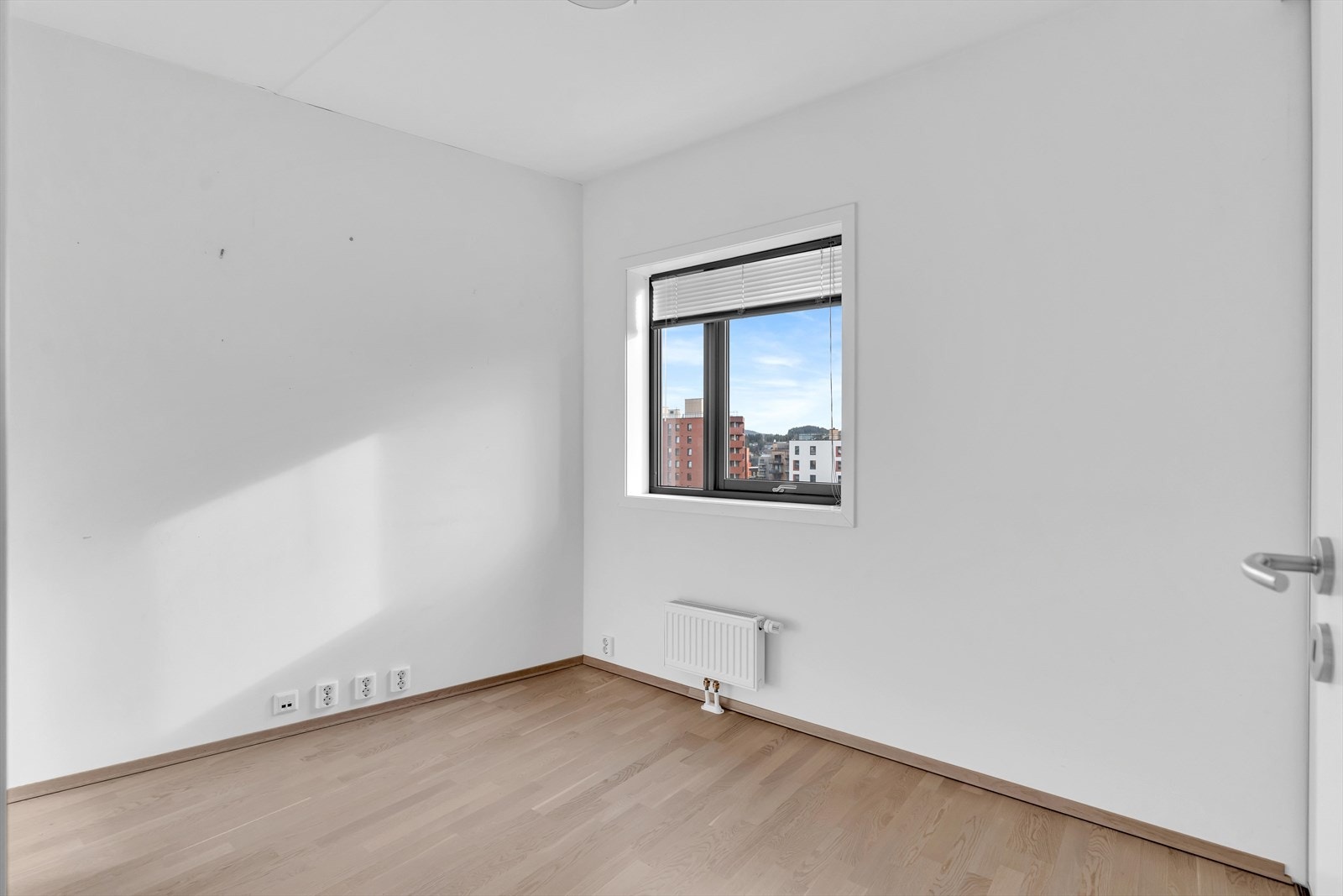 I 1. etasje i leiligheten finner man to fine soverom med fin plass for seng med tilhørende nattbord. Soverom 1 er også utstyrt med skyvedørsgarderobe. Galleribilde