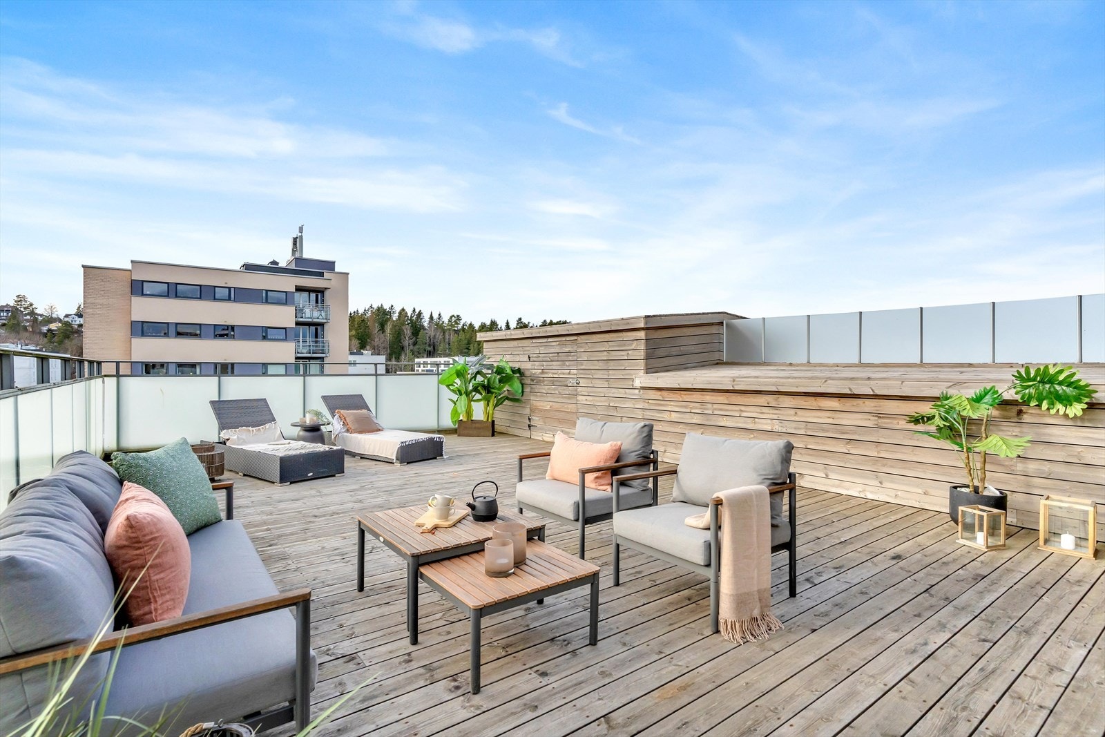 Det er også en praktisk bod på terrassen som er perfekt for lagring av utemøbler og puter. Galleribilde