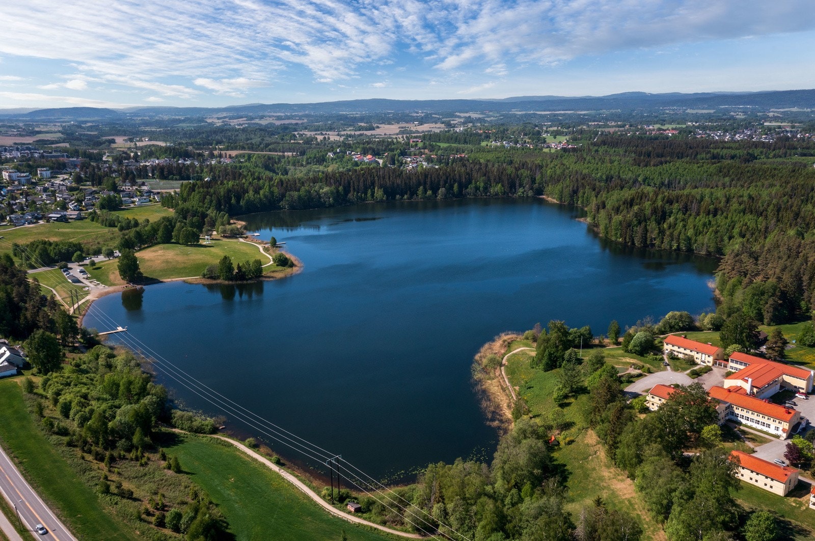 En liten sykkeltur unna ligger populære Nordbytjernet som er et av de flotteste friluftsområdene i Ullensaker. Galleribilde