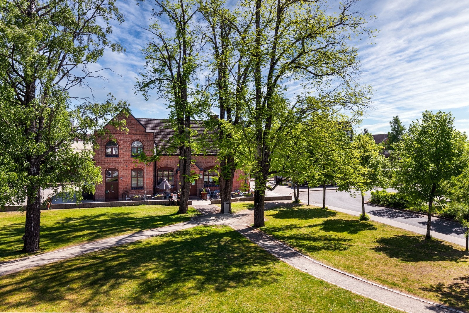 Området tilbyr gode muligheter for offentlig kommunikasjon via buss og tog, hvorav nærmeste bussholdeplass er Dampsaga Allè. Det er ca. 900 m (12 min gange) til Jessheim togstasjon med avganger 2 ganger i timen. Galleribilde