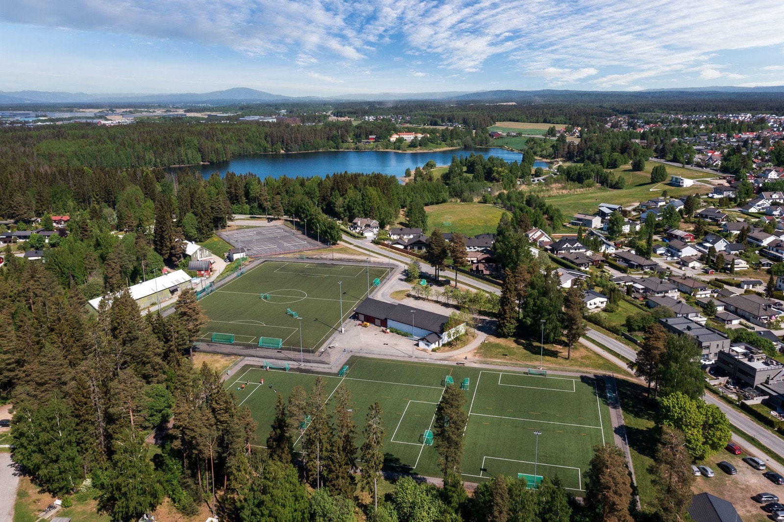 Jessheim har en stor idrettspark med flott 11-er kunstgressbane. Her spiller Jessheim Fotballklubb. Galleribilde