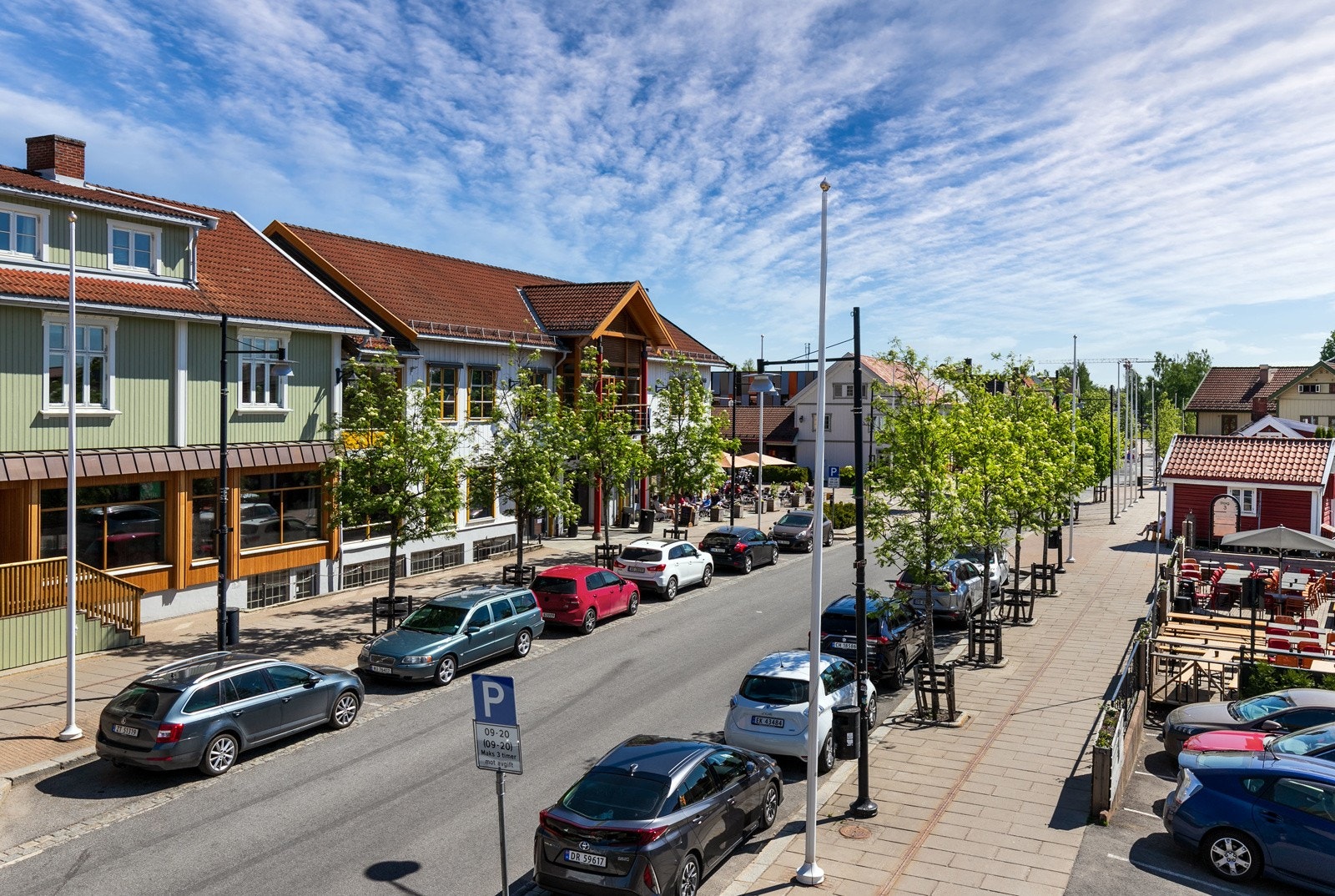 Gangavstand inn til Jessheim sentrum (12 min) hvor man bl.a. finner Jessheim Storsenter, Jessheim stasjon, en rekke dagligvarebutikker, kulturhus, kino m.m. Galleribilde