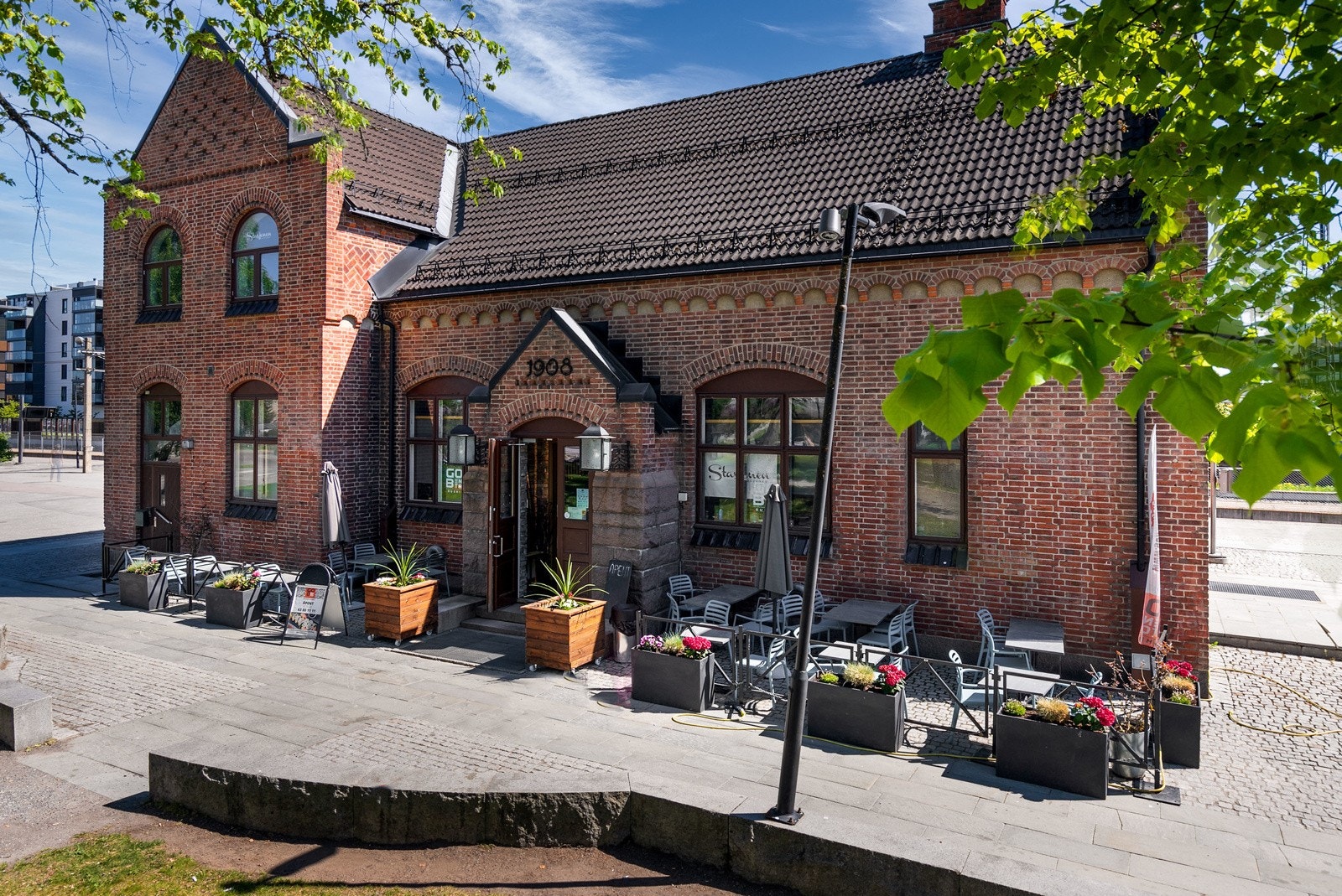 Området tilbyr gode muligheter for offentlig kommunikasjon via buss og tog, hvorav nærmeste bussholdeplass er Dampsaga Allè. Det er ca. 900 m (12 min gange) til Jessheim togstasjon med avganger 2 ganger i timen. Galleribilde