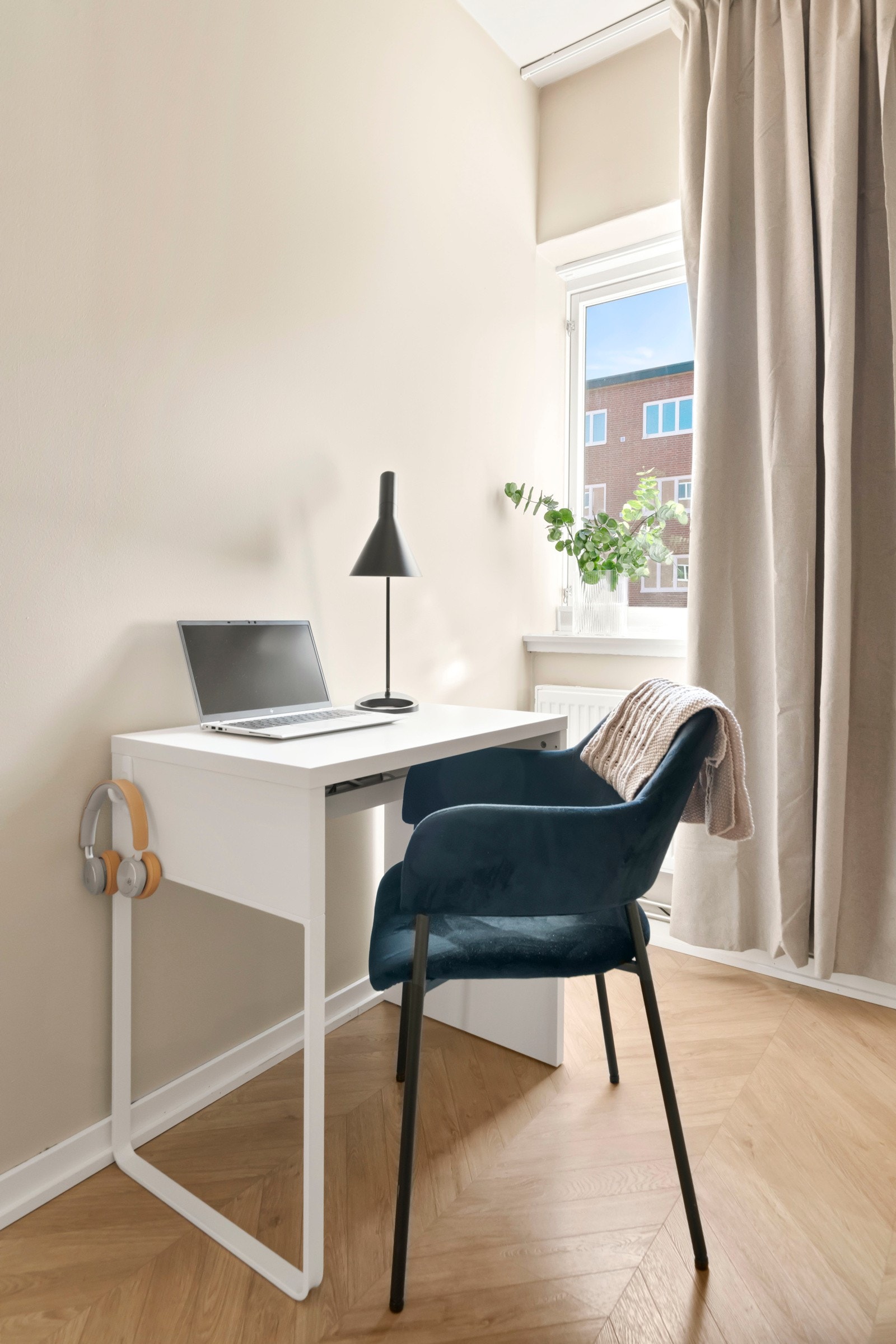 Gjesterommet er i dag innredet som et funksjonelt hjemmekontor Galleribilde