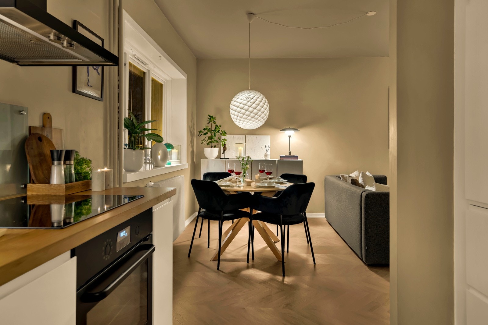 Kveldsbelysningen skaper en varm og innbydende atmosfære, perfekt for middag med venner eller en rolig kveld hjemme. Galleribilde