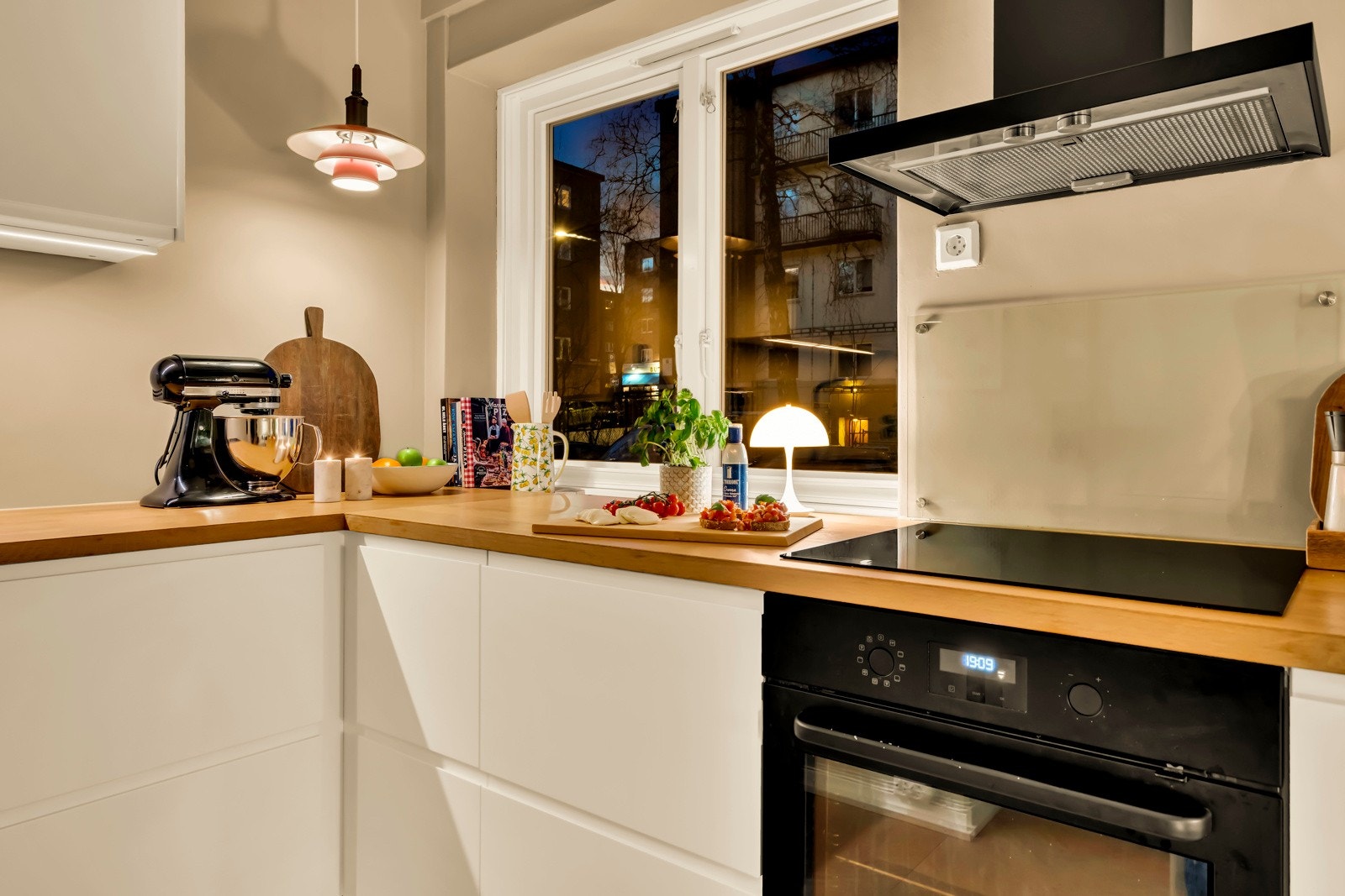 Belysningen skaper en lun atmosfære, og innbyder til kveldskos og hygge. Galleribilde