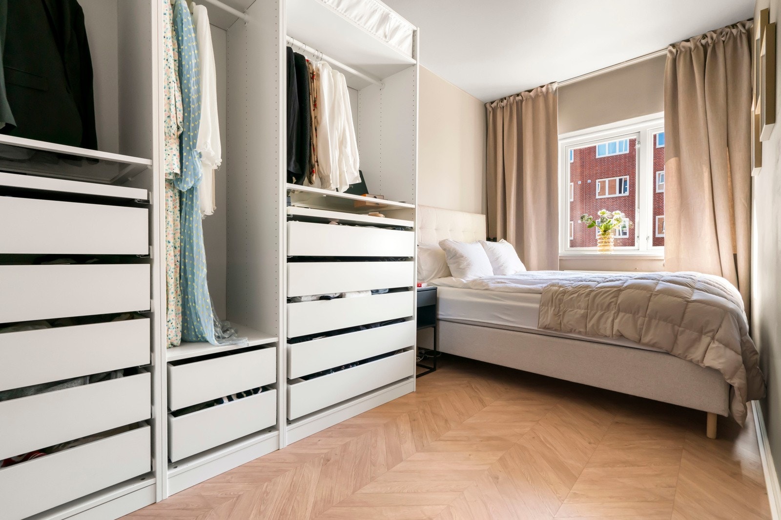 Luftig soverom med med chevron pergo pro laminatgulv. Gulvet ble lagt 2021/2022 Galleribilde