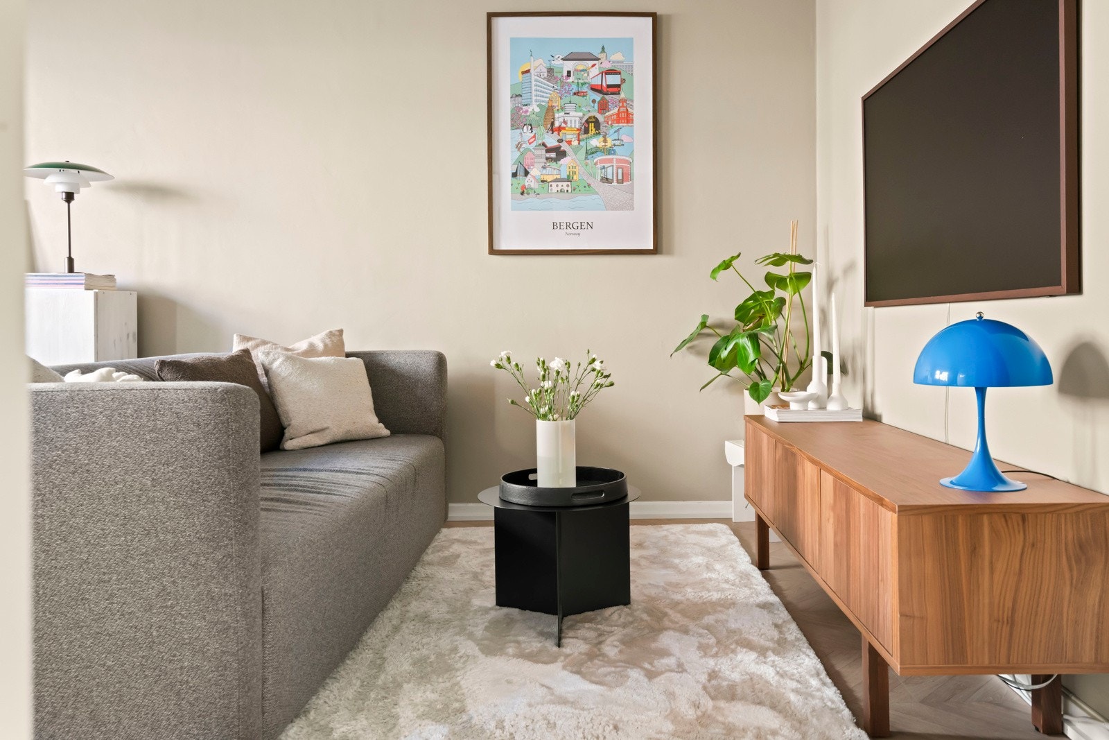 Denne lyse og stilrene stuen balanserer det moderne med det hjemmekoselige her er det lett å finne roen og nyte hverdagen. Galleribilde