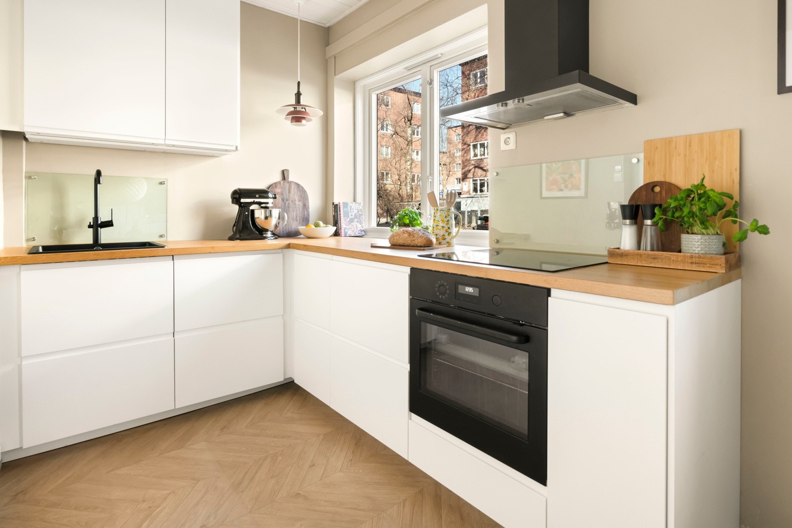 Oppgradert i 2022, fremstår kjøkkenet som moderne og påkostet med integrerte hvitevarer. Galleribilde