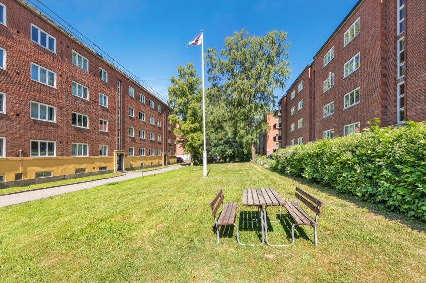 Fellesområdet fremstår som en grønn oase for beboerne, her ligger alt til rette for hyggelige selskap og sommeraktiviteter. Galleribilde