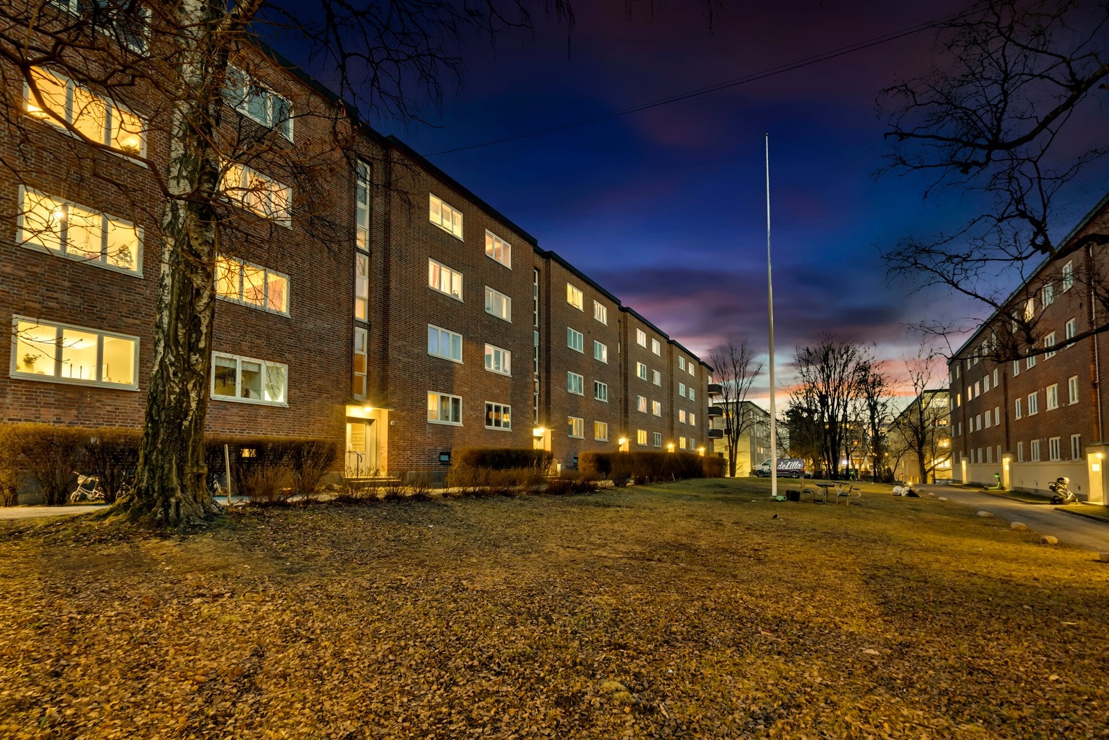 Velholdt teglbygg fra 1938- åpent og barnevennlig fellesområde mellom byggene. Galleribilde