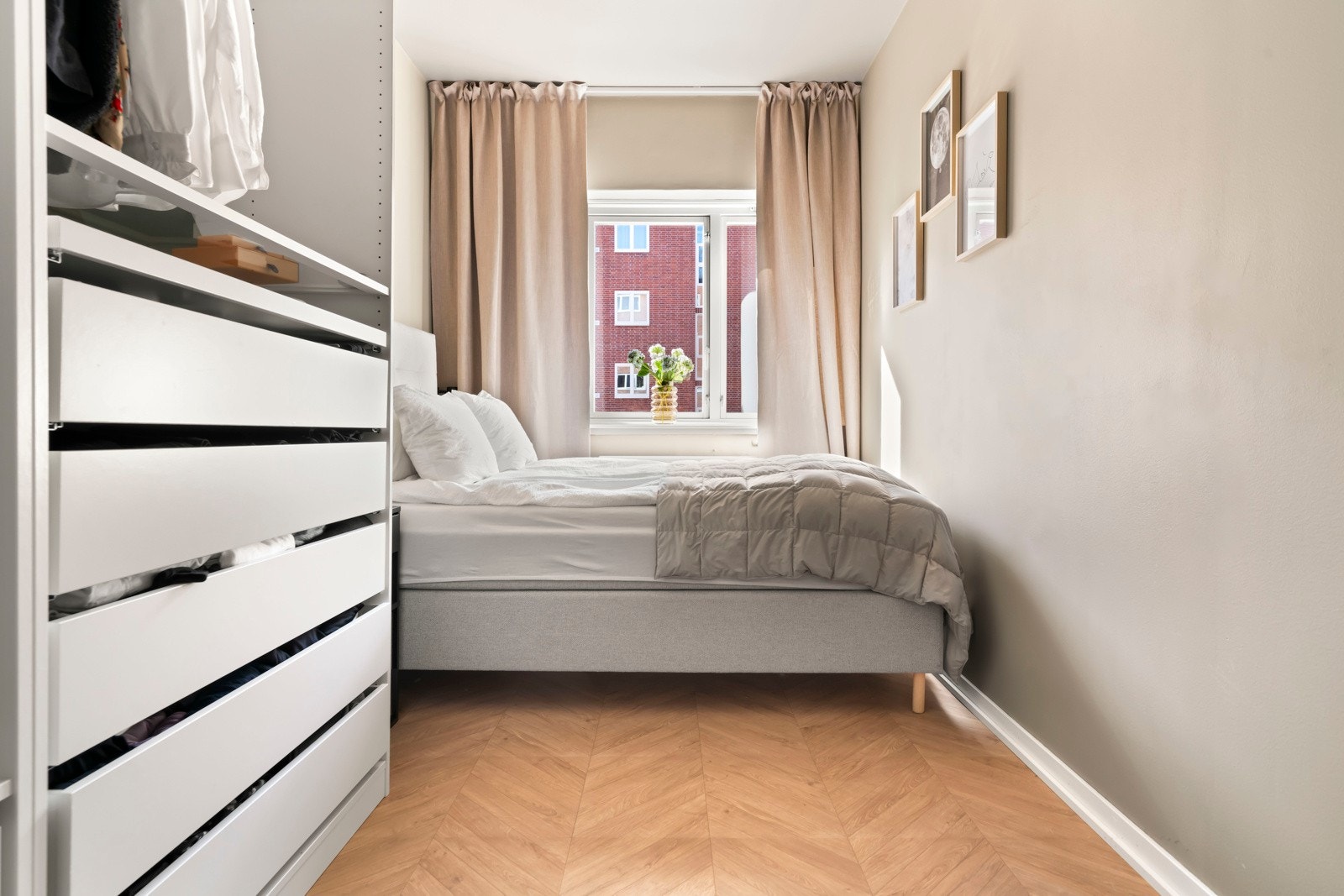 Hovedsoverommet har en lun fargepalett i jordtoner og et elegant gulv i chevronmønster. Galleribilde