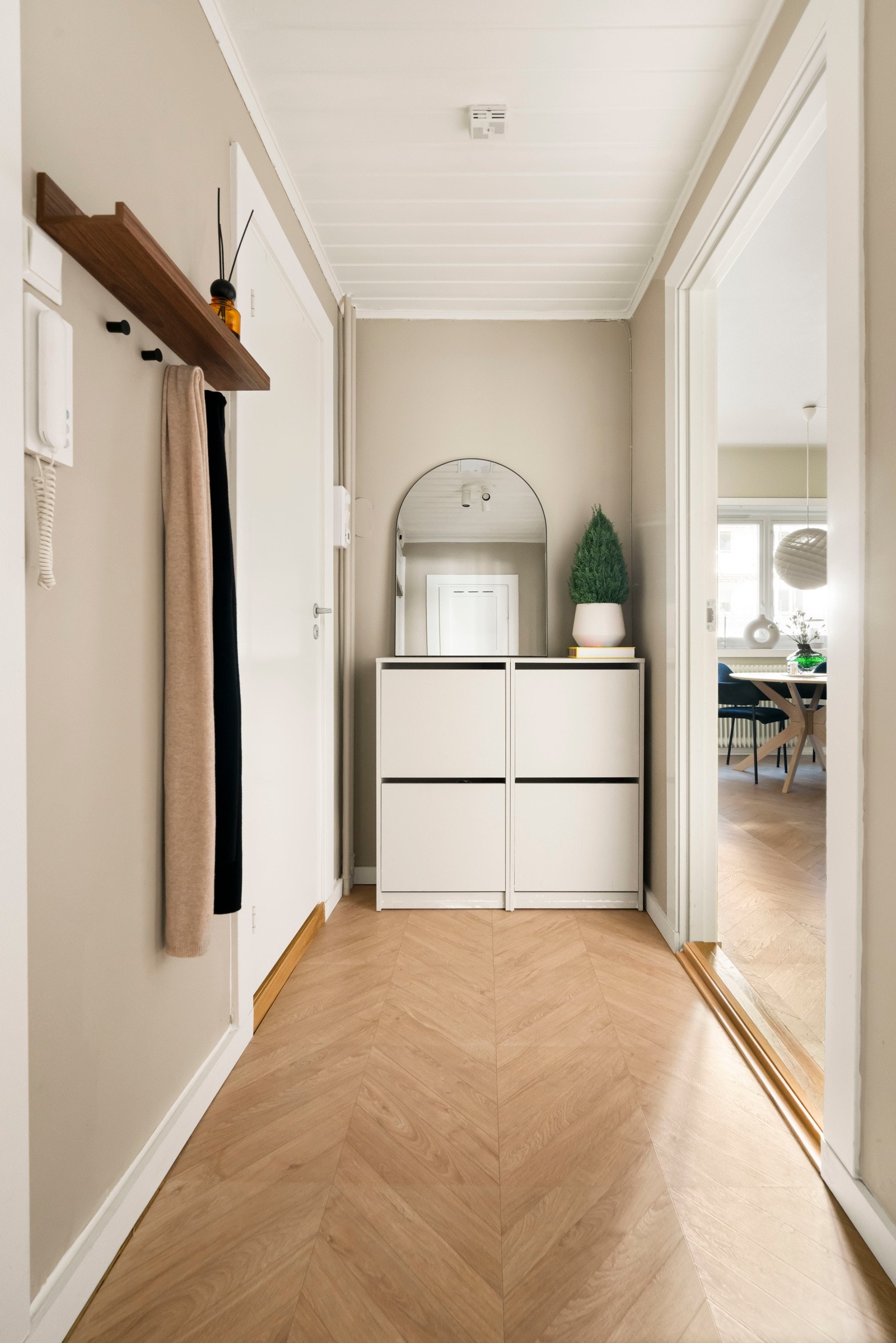 Inngangspartiet binder sammen hjemmet på en elegant måte, herfra får du tilgang til soverom og stue. Galleribilde