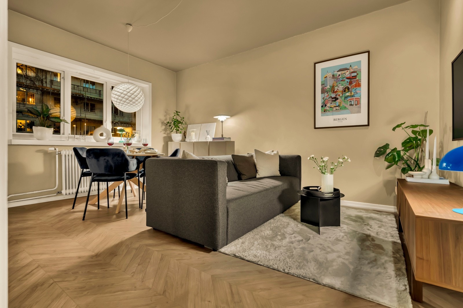 Her får du plass til både sofa og spisebord, noe som gjør leiligheten perfekt for både hverdagsbruk og sosiale sammenkomster. Galleribilde