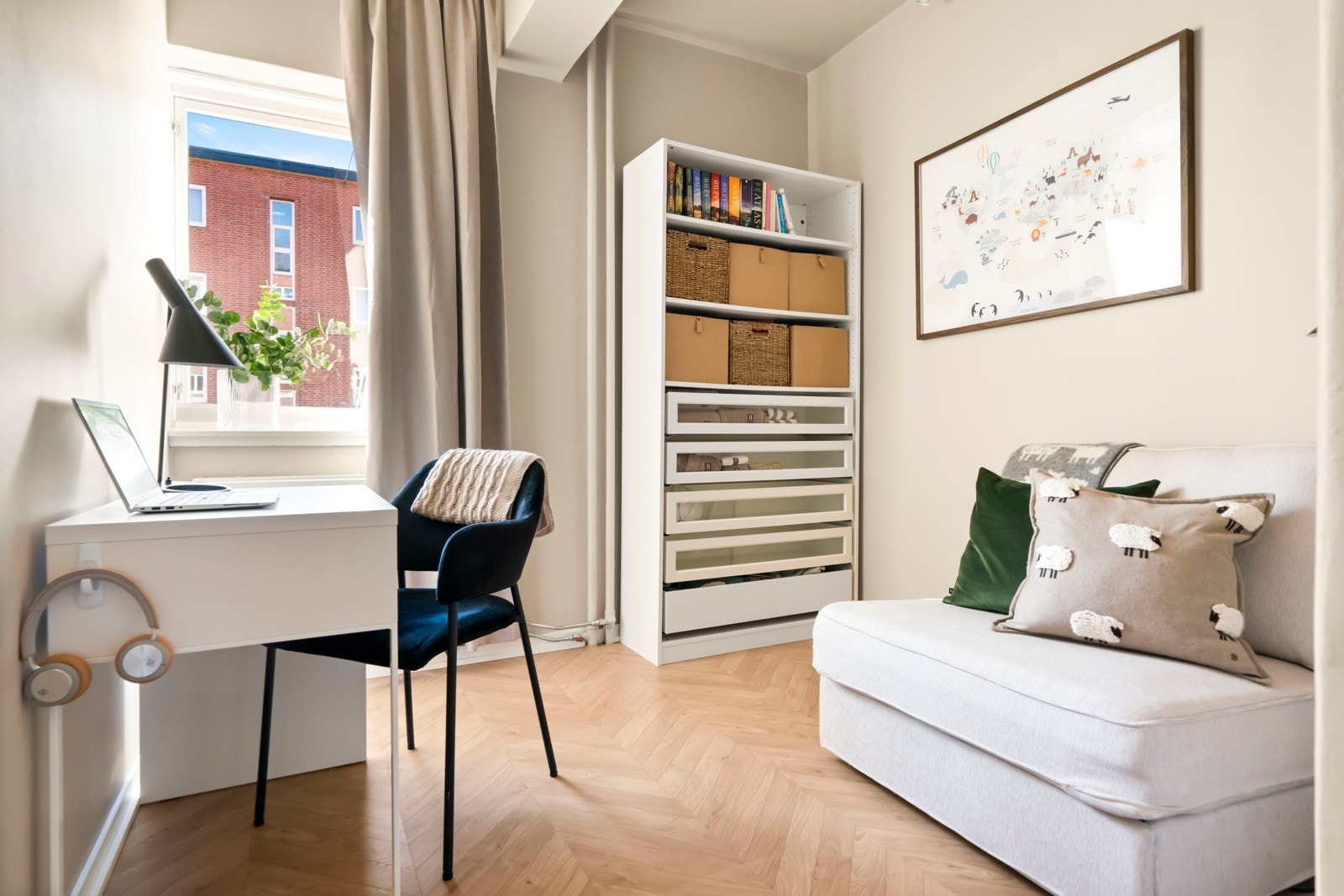 Soverom nr 2 kan brukes til mangt! Kanskje et hobbyrom, kontor eller gjesterom? Galleribilde
