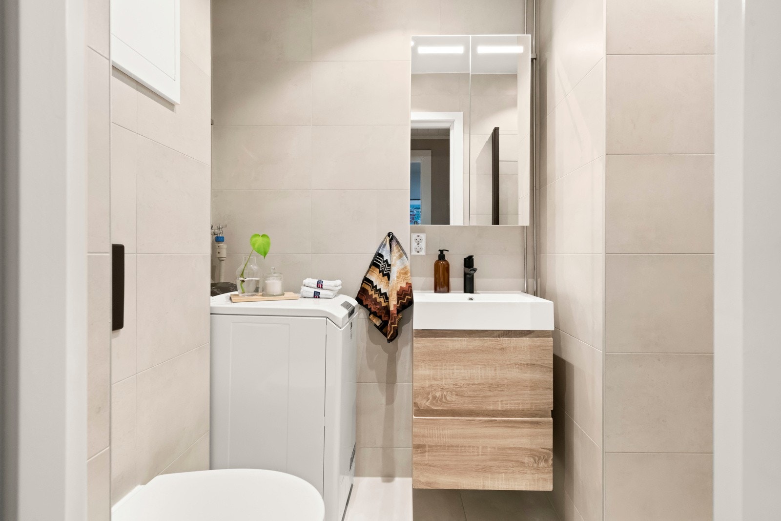 Badet holder en høy standard med store fliser, varme i gulv og kvalitetsinnredning fra Vikingbad. Galleribilde