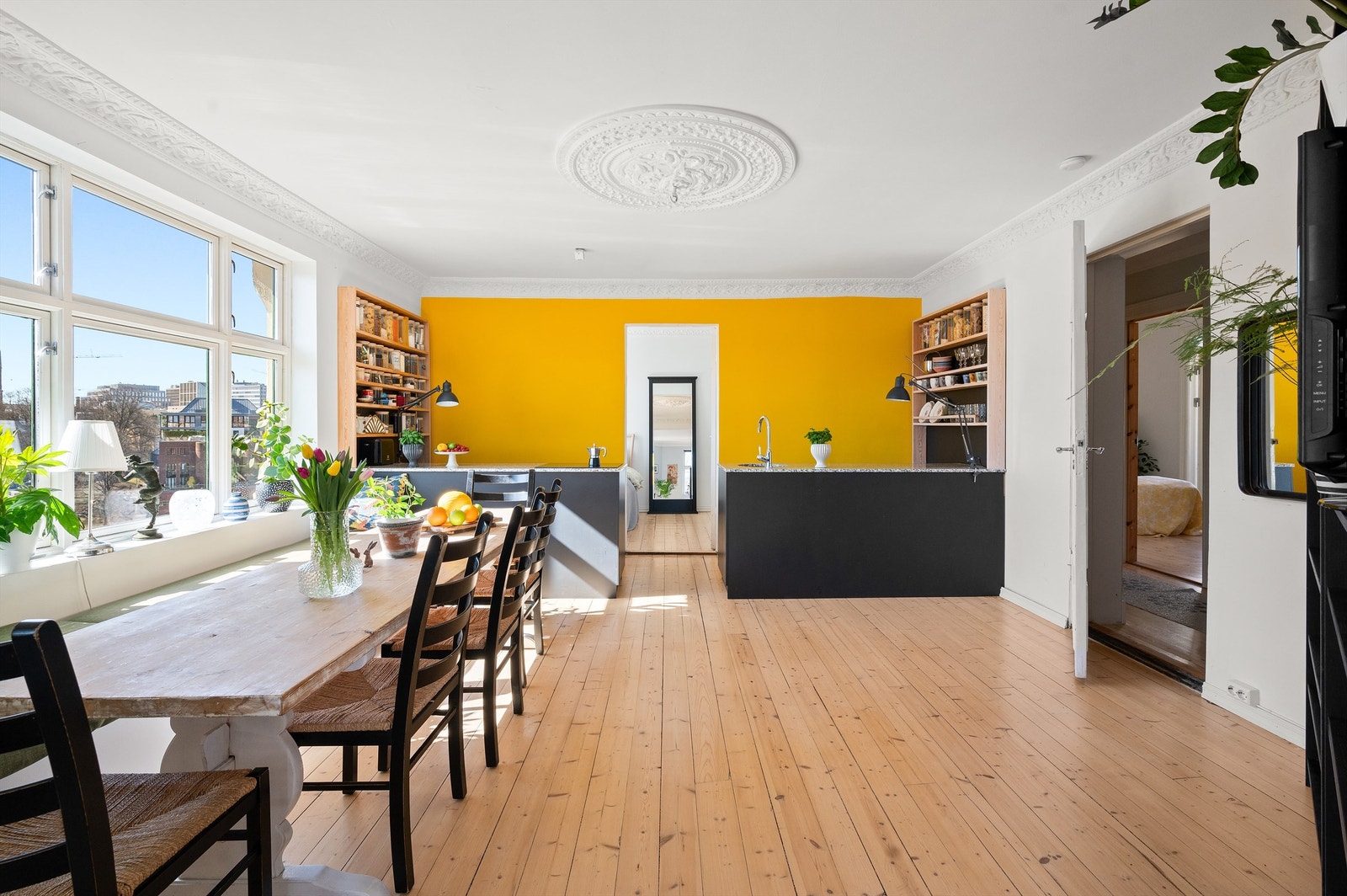 Heis i oppgangen! Leiligheten har en svært romslig sosial sone med plass til bl.a. langbord. Galleribilde