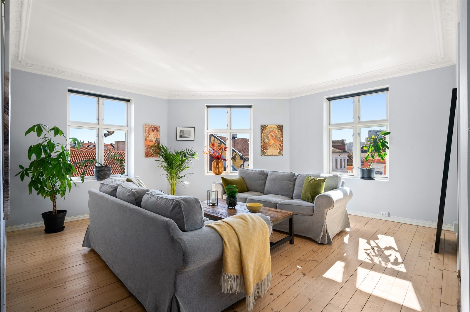 Med sin luftige beliggenhet i 5. etasje (med heis!) er det spesielt gode lys- og solforhold her hele året. Galleribilde