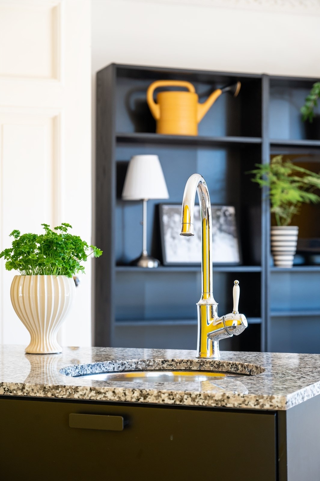 Det er rikelig med oppbevaringsplass i skap og skuffer. Den gode benkeplassen gjør det enkelt å diske opp middager. Galleribilde