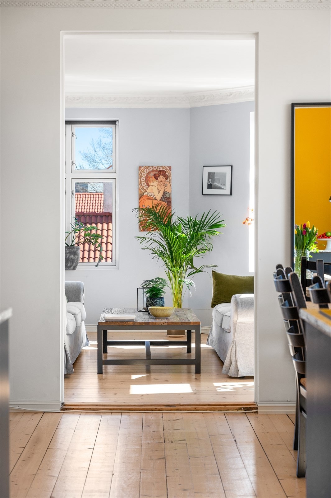 Dette er en særdeles vakker leilighet med sammenhengende rom med åpne passasjer, som skaper en naturlig flyt mellom sonene. Galleribilde