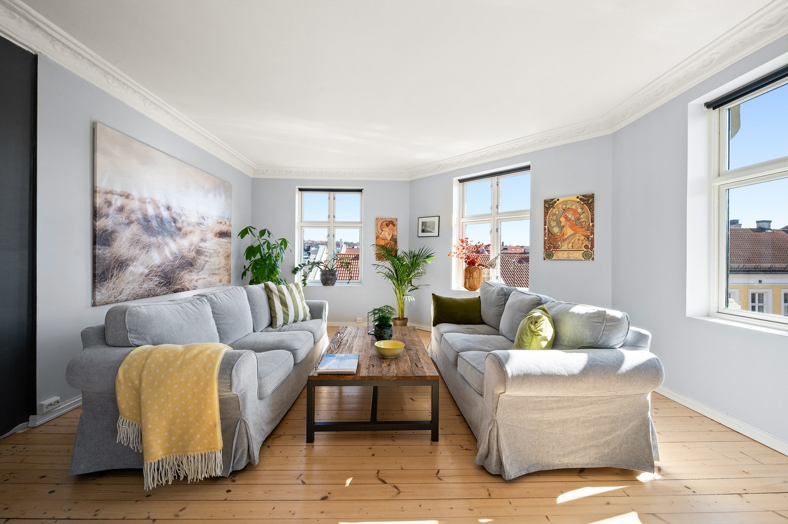 Denne leiligheten har en helt unik utsikt og rammer inn Oslos historie i ett blikk. Her er lite innsyn og svært gode solforhold. Galleribilde