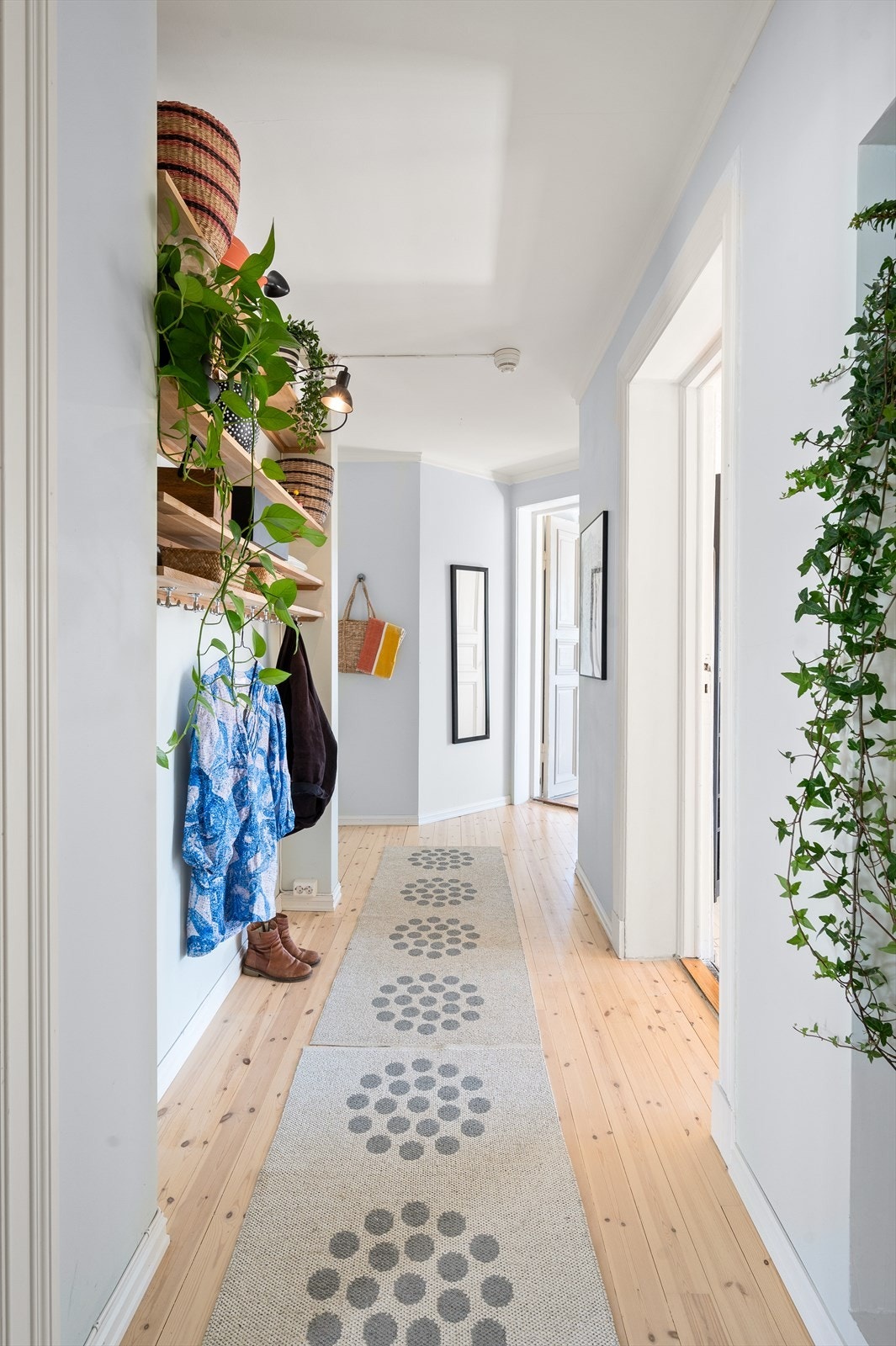 Det er god plass til å henge fra seg yttertøyet og sko. Galleribilde