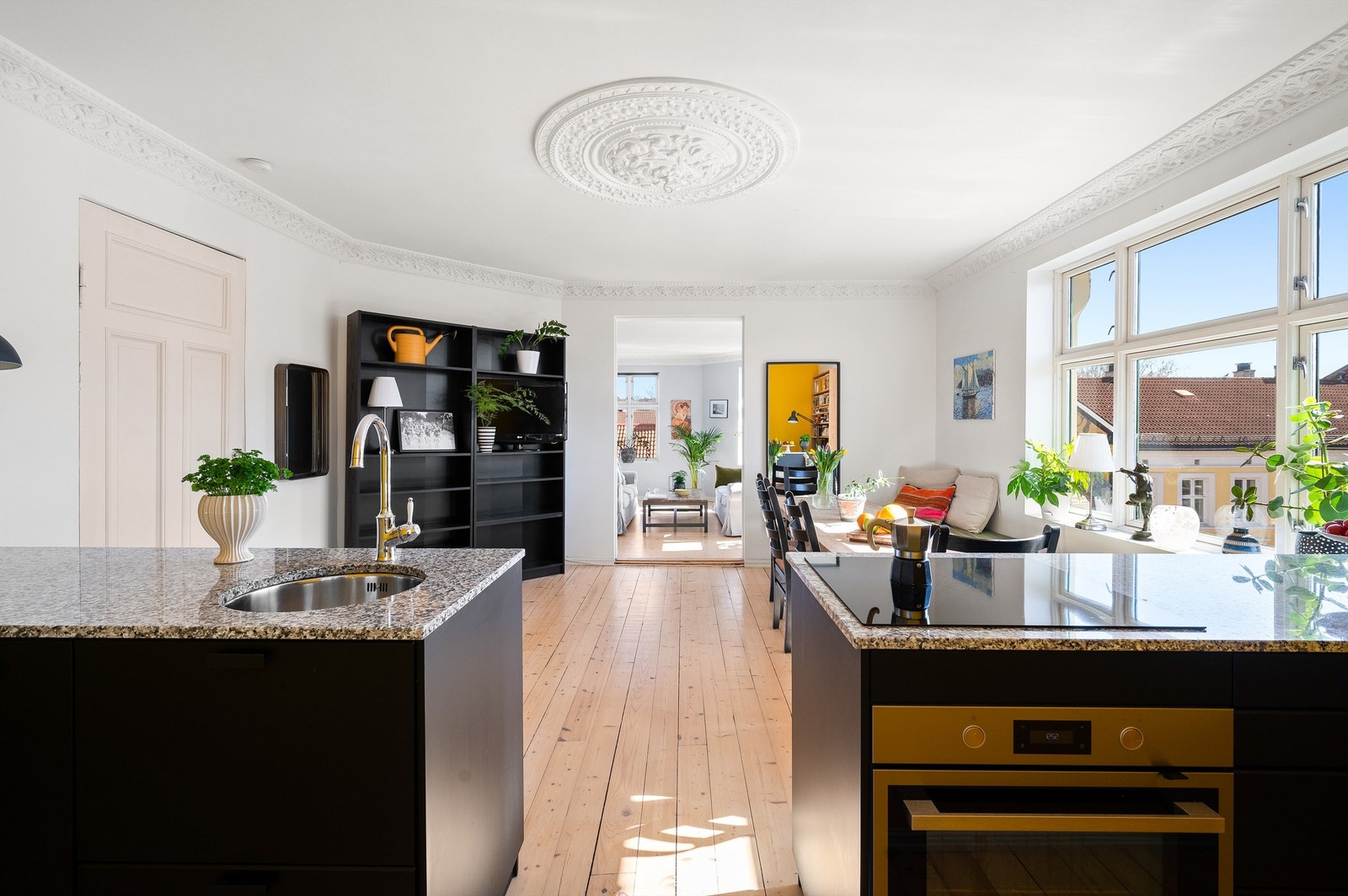 For de fleste er kjøkkenet et av de viktigste rommene i hjemmet. Kjøkkenet er holdt i en sosial åpen løsning mot spisestue, noe som gir deg god kommunikasjon med gjestene mens middagen diskes opp. Galleribilde