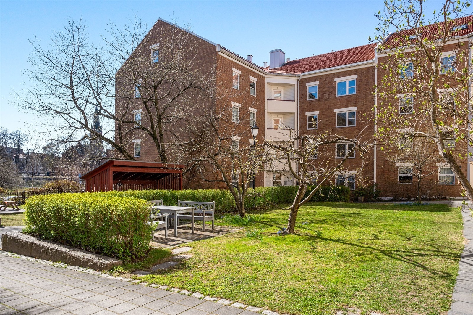 Meget sentral beliggende på populære Grünerløkka, like rundt hjørnet for Olaf Ryes Plass og Schous Plass. Galleribilde