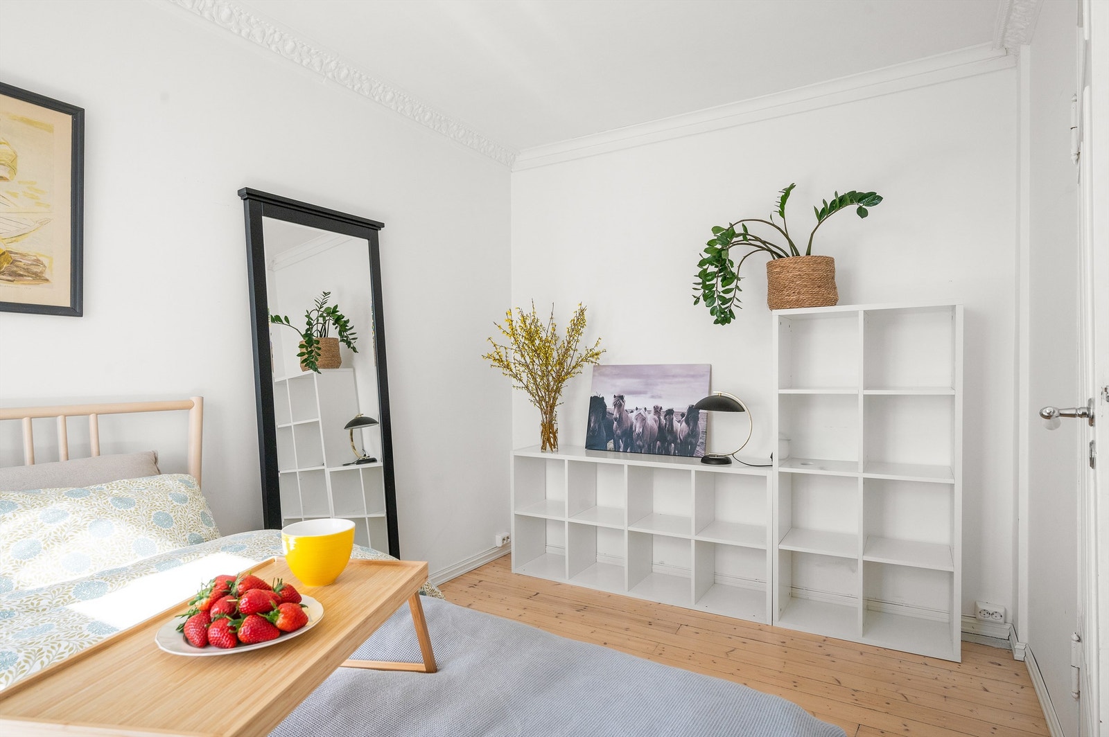 Her er det god plass til seng, skrivebord eller annet ønskelig møblement. Galleribilde