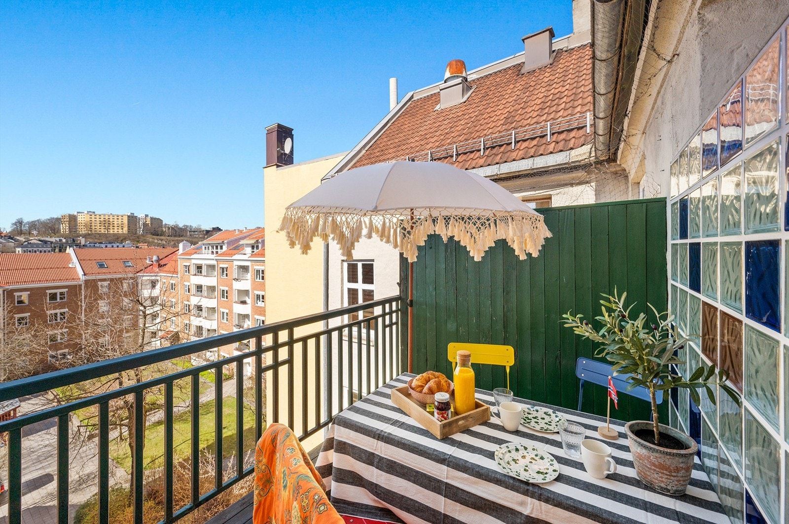 Krogsveen v/Emilie Lie har gleden av å presentere Torvbakkgata 12! Stor vestvendt balkong mot rolig bakgård, med gode solforhold og herlig utsikt. Galleribilde