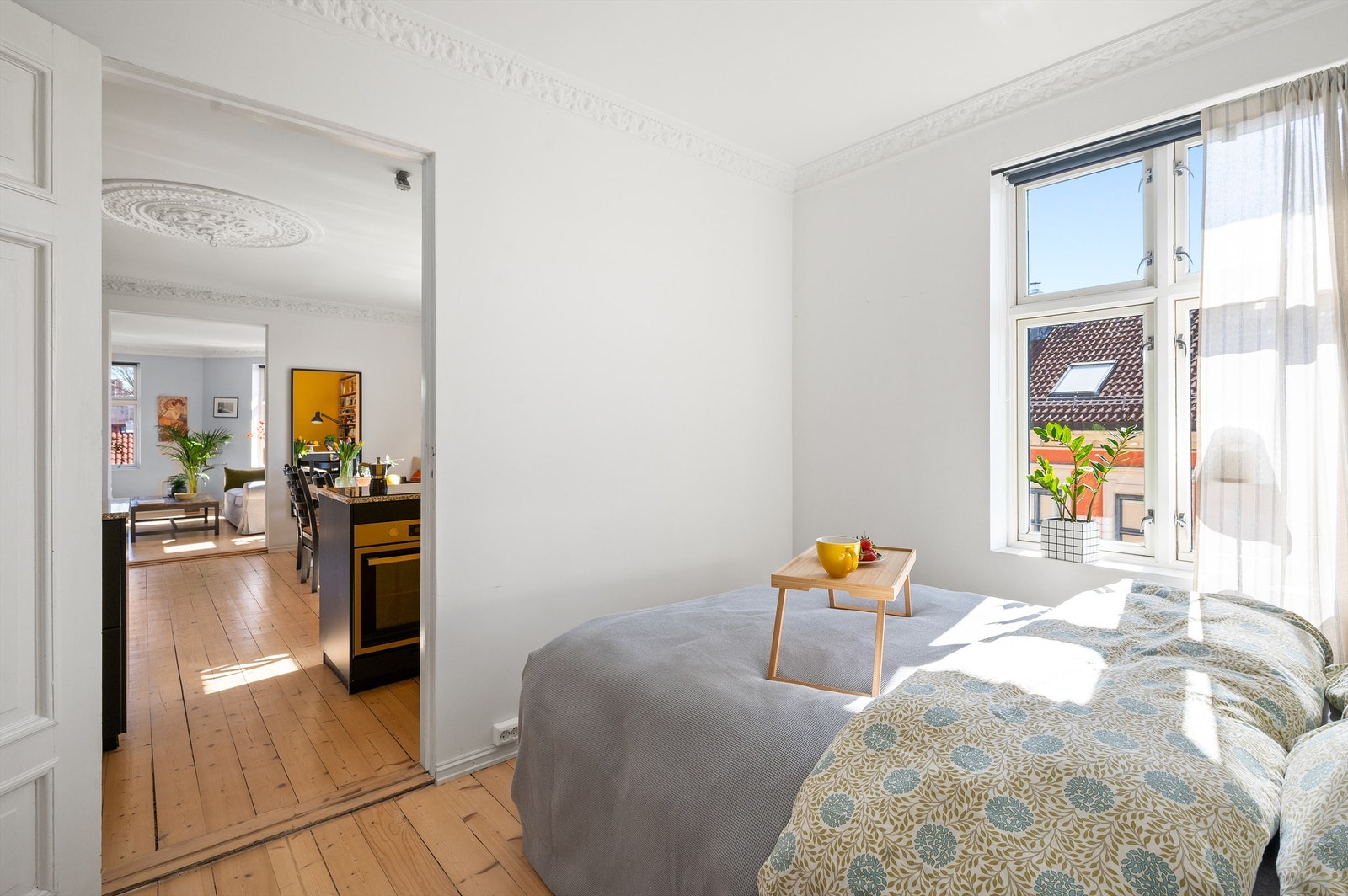 De åpne løsningene mellom rommene, adskilt blant annet med fløydører, gir en luftig og sosial atmosfære, samtidig som hvert rom beholder en tydelig funksjon. Galleribilde