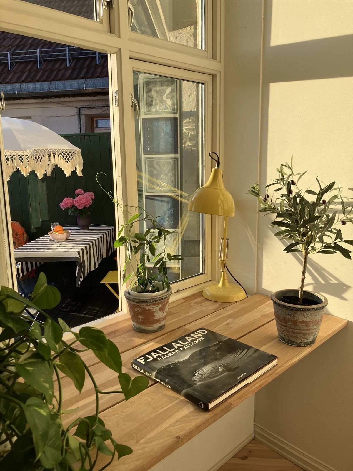 Deilig kveldssol/kveldslys på balkongen og inn på kontorplassen på soverom II som har utsikt mot vest. Galleribilde