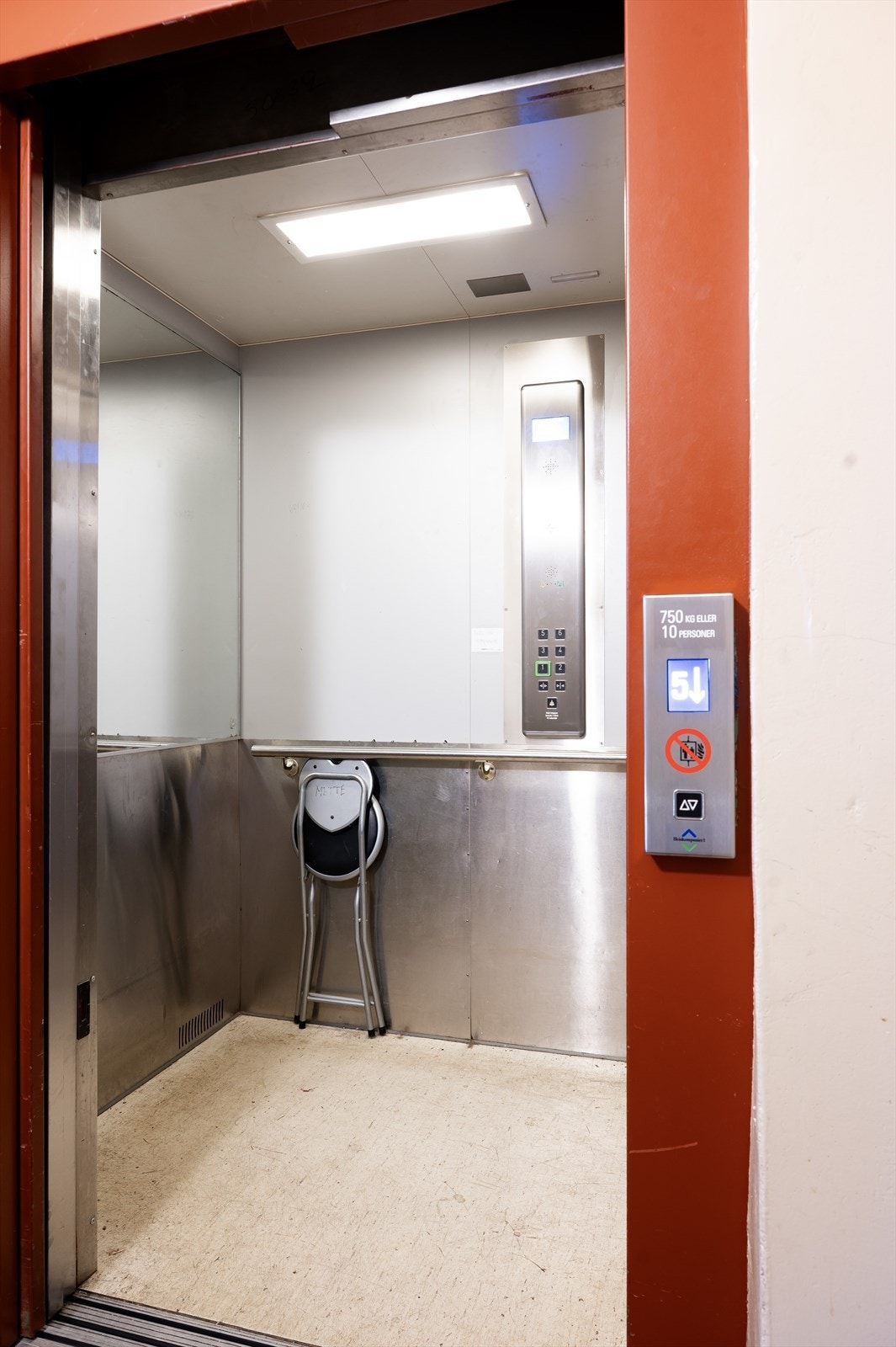 Heis i oppgangen fra inngangsplan og til leiligheten. Heisen ble oppgradert i 2024. Galleribilde