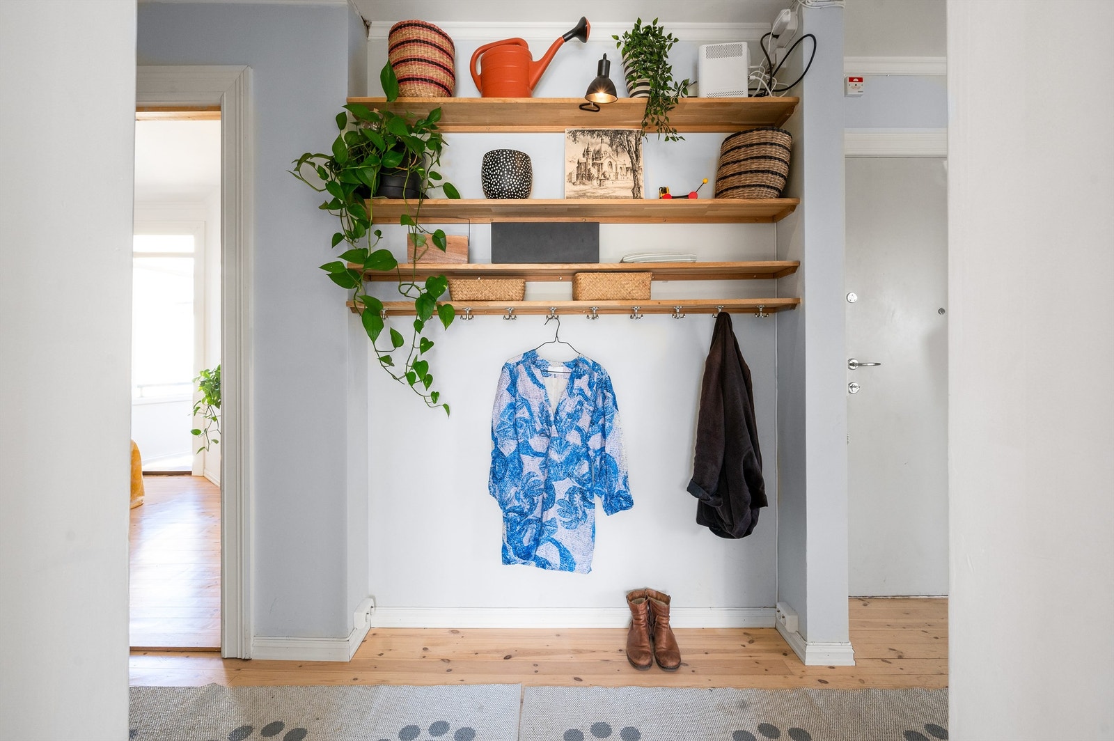 Hyggelig inngangsparti som gir et godt inntrykk av hva boligen har å by på. Galleribilde