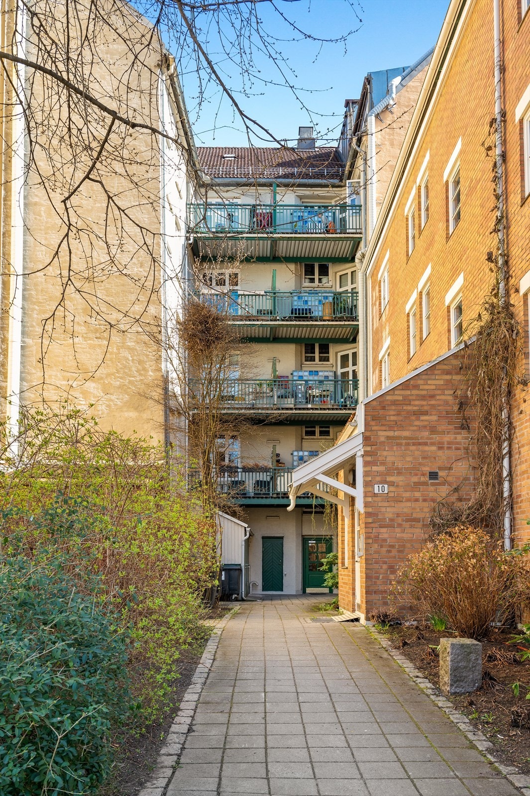 Balkongen i 5. etasje sett fra bakgården. Galleribilde